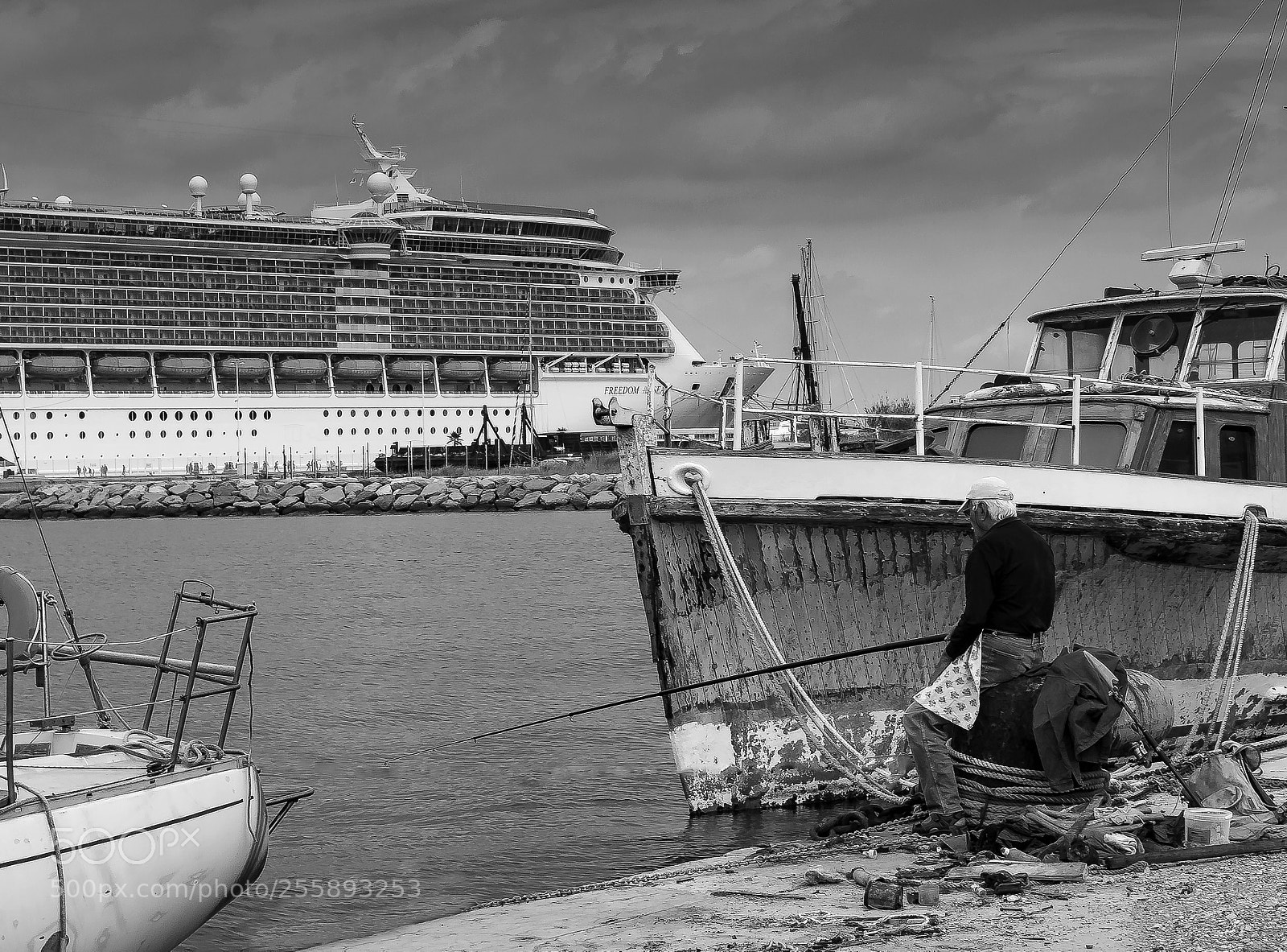 Panasonic Lumix DMC-G3 sample photo. Crowded out by boats photography