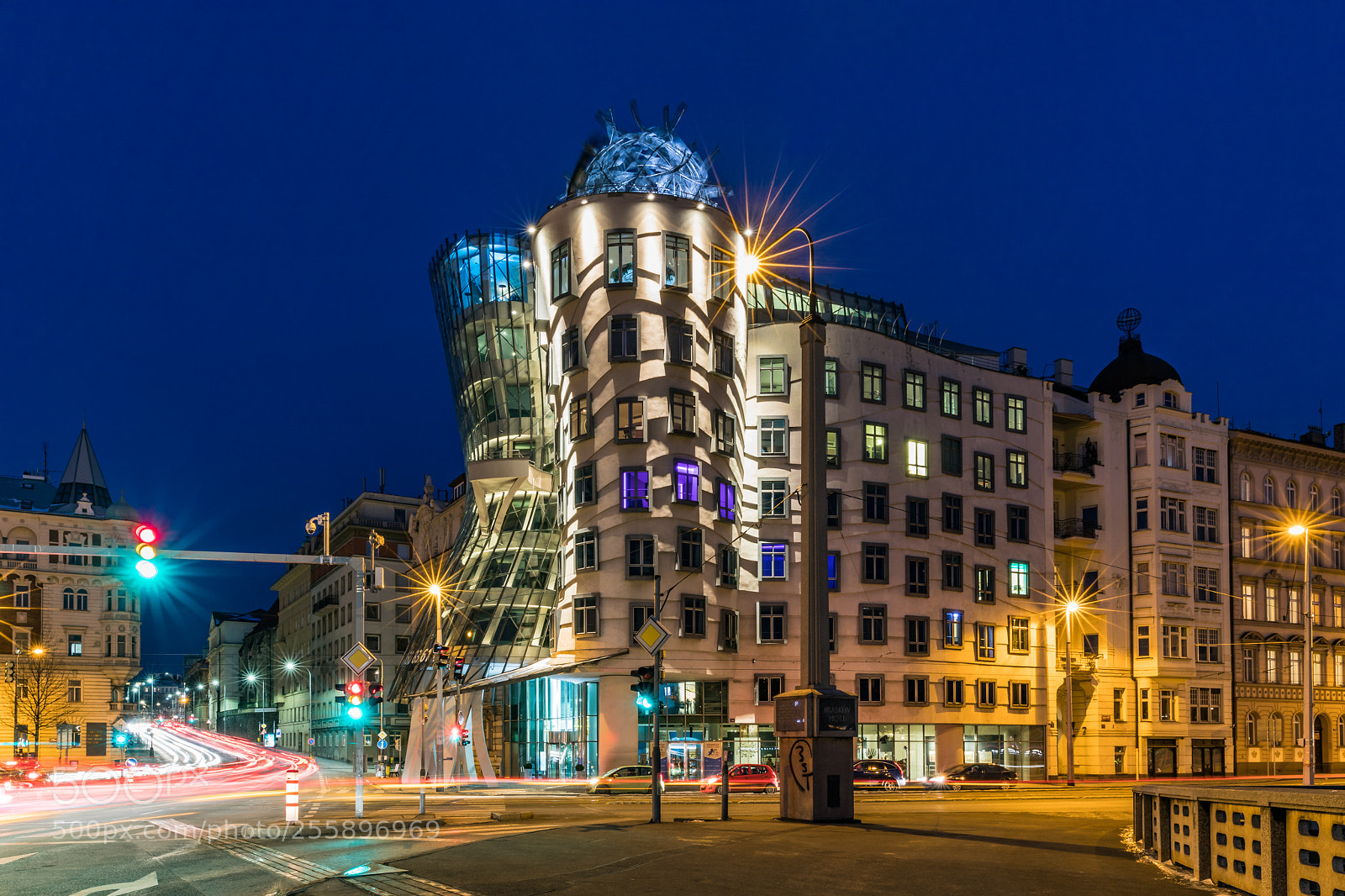 Canon EOS 5D Mark IV sample photo. The dancing house! photography