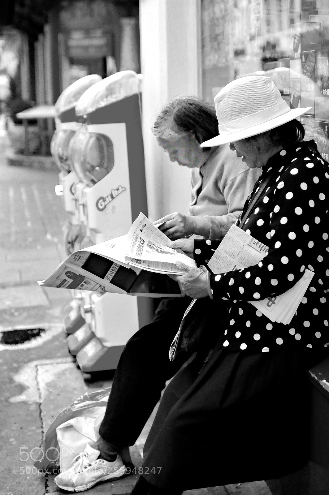 Nikon D300 sample photo. Reading the paper photography