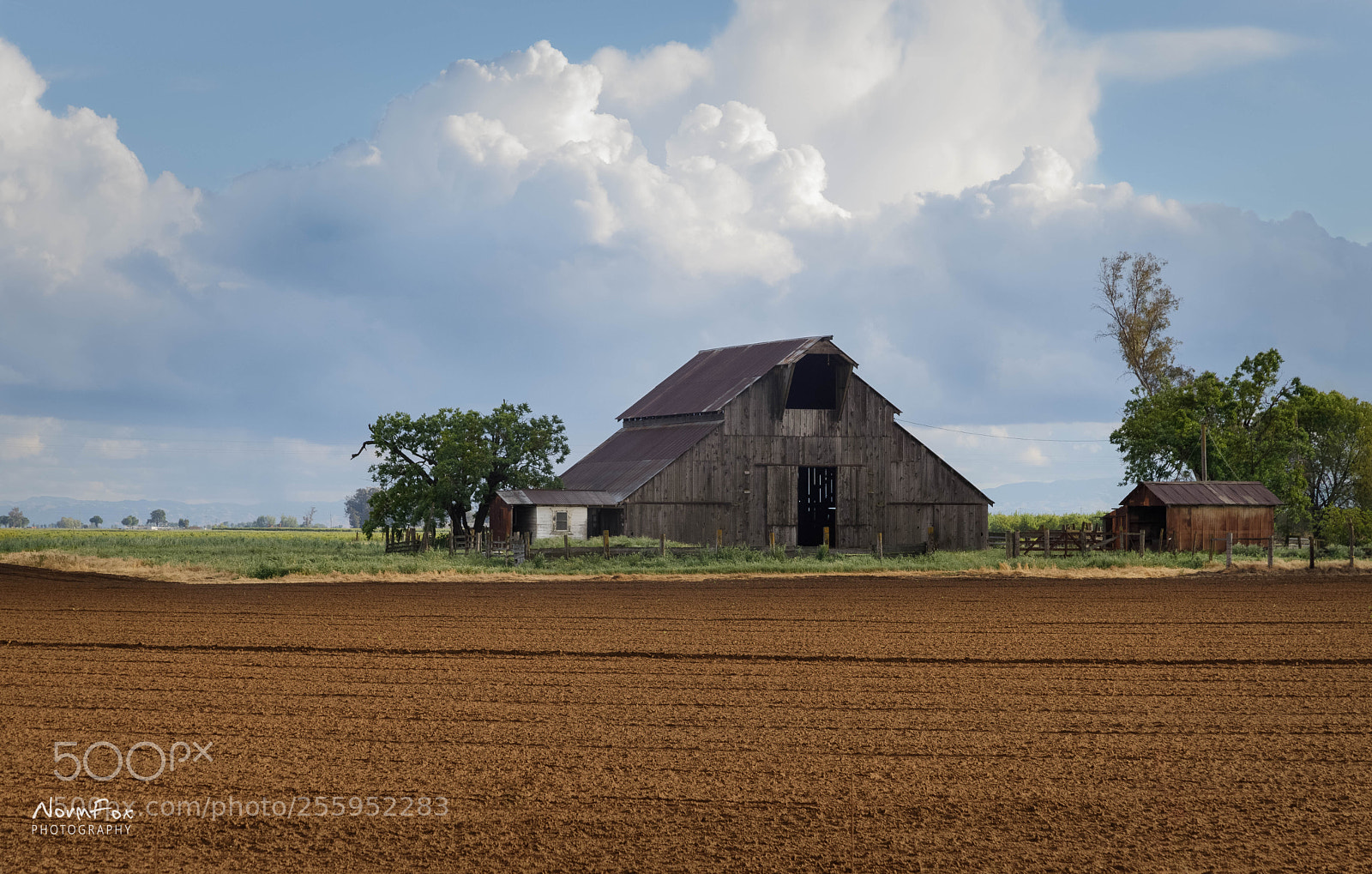 Canon EOS 6D Mark II sample photo. Merced barn color photography