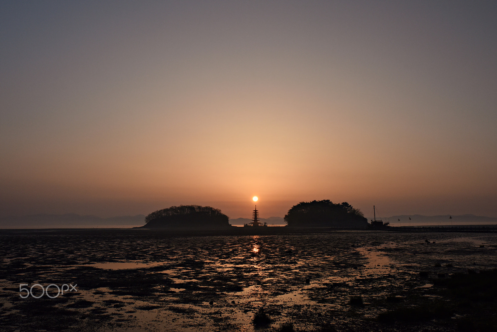 Nikon D810 + Tamron SP 24-70mm F2.8 Di VC USD sample photo. Sunrise over the water tower photography