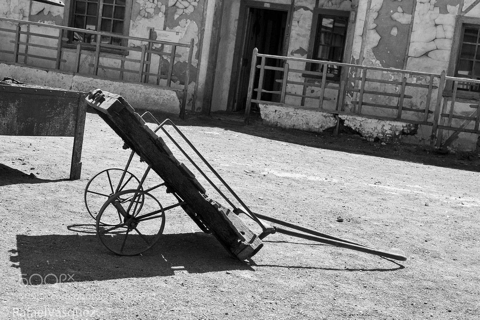 Nikon D3100 sample photo. Carretilla abandonada photography