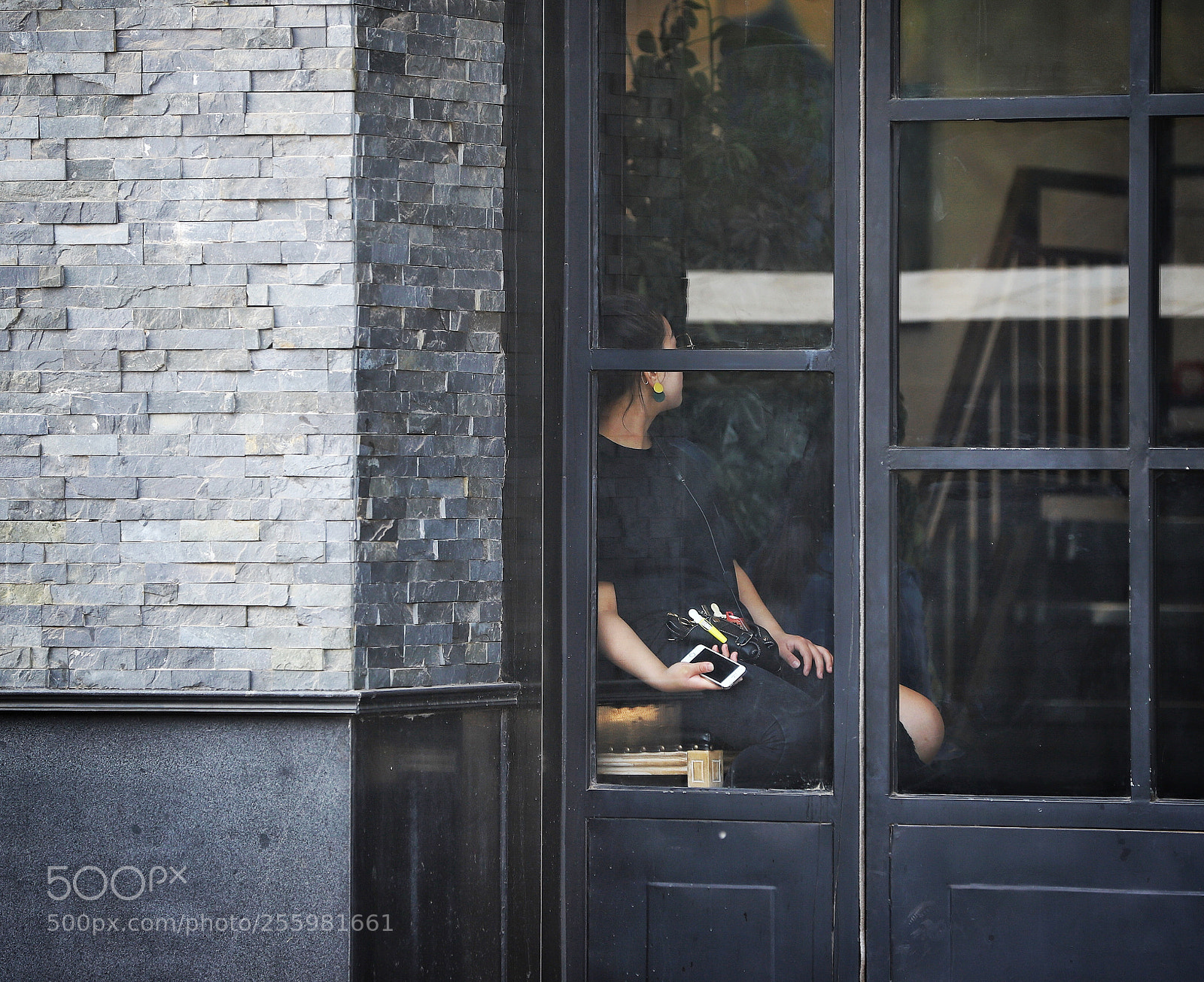 Canon EOS 6D Mark II sample photo. 窗里的女子 photography