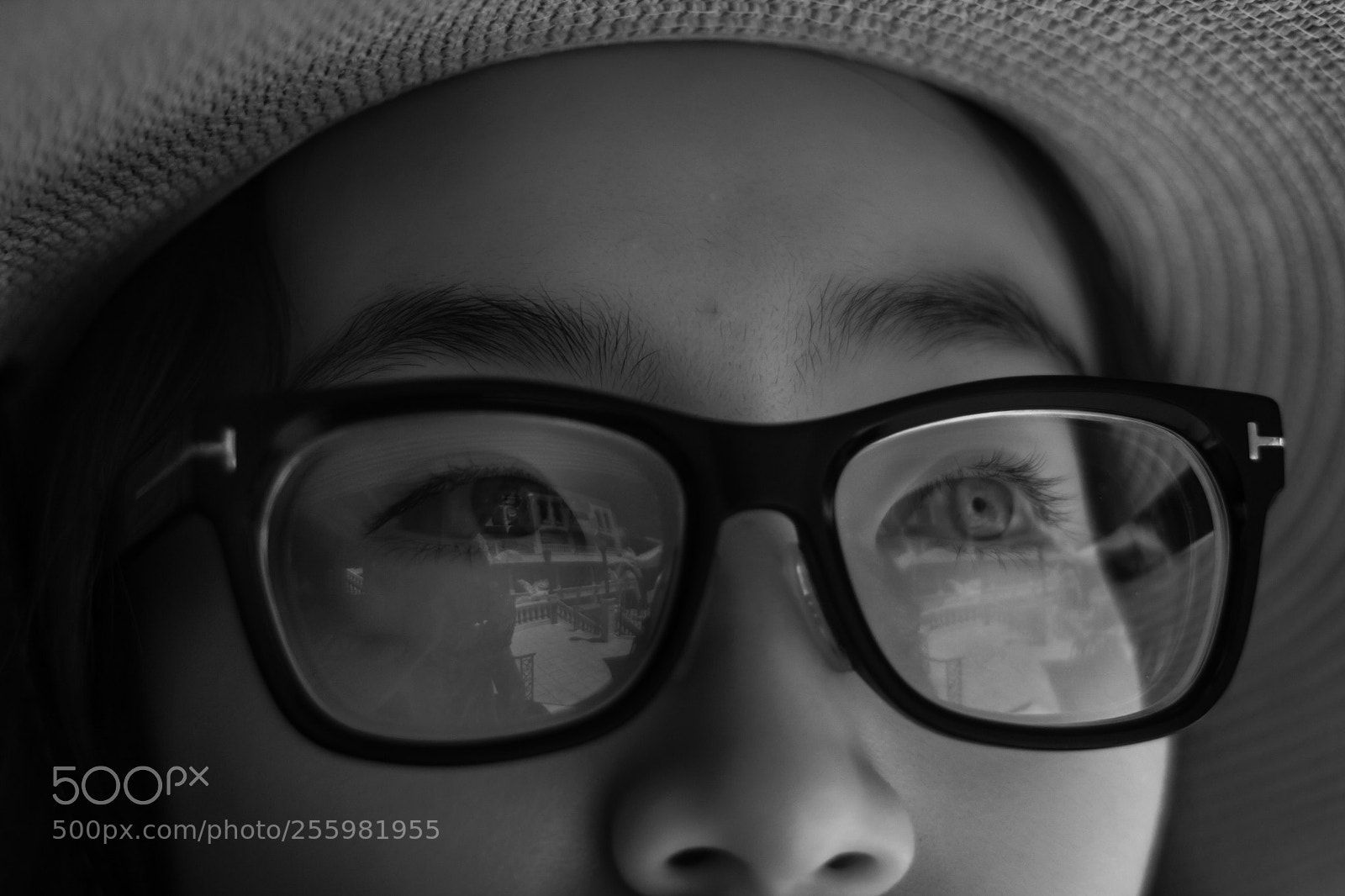 Canon EOS 550D (EOS Rebel T2i / EOS Kiss X4) sample photo. Glare in her eyes photography