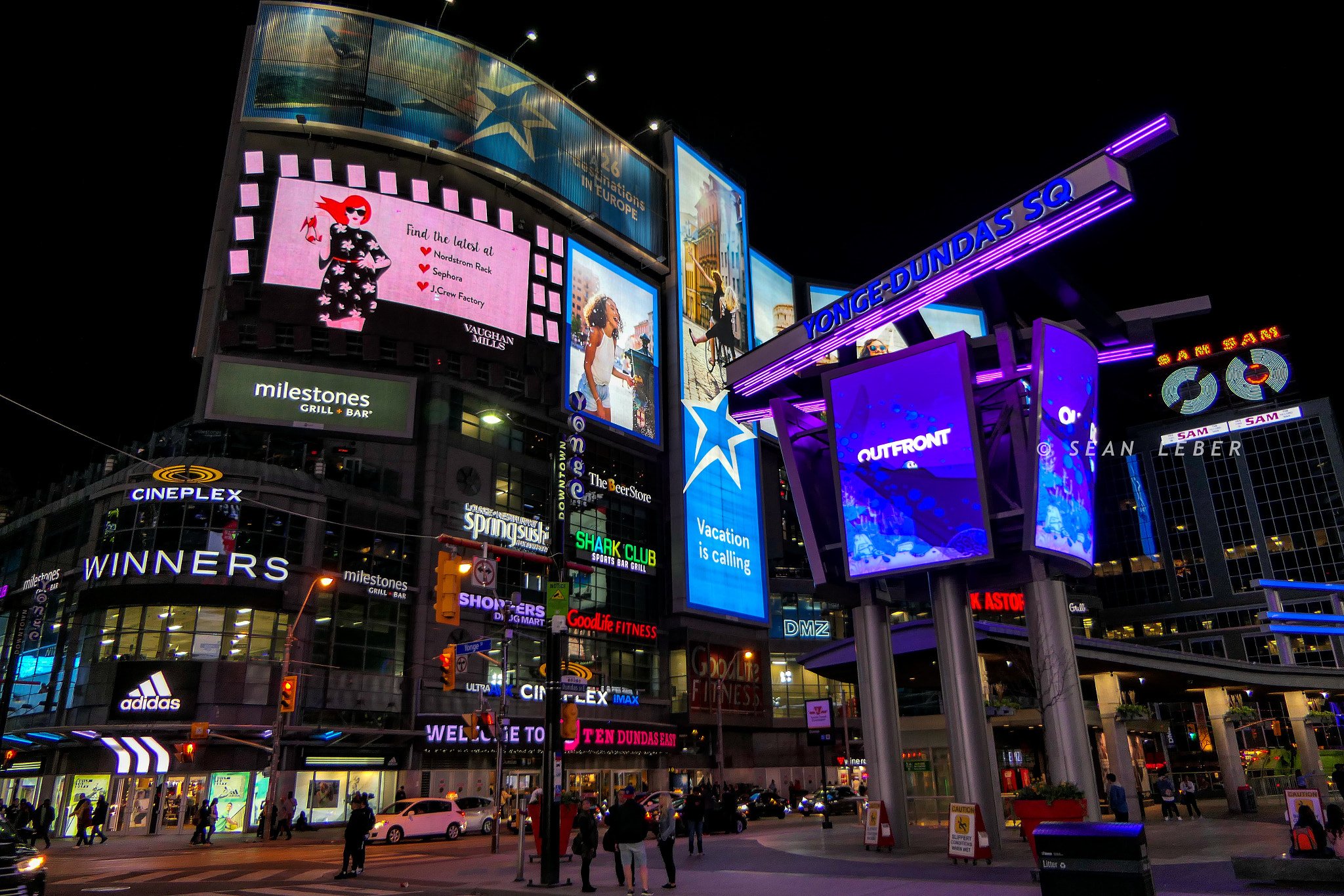 Panasonic Lumix DMC-FZ2500 (Lumix DMC-FZ2000) sample photo. Dundas square photography