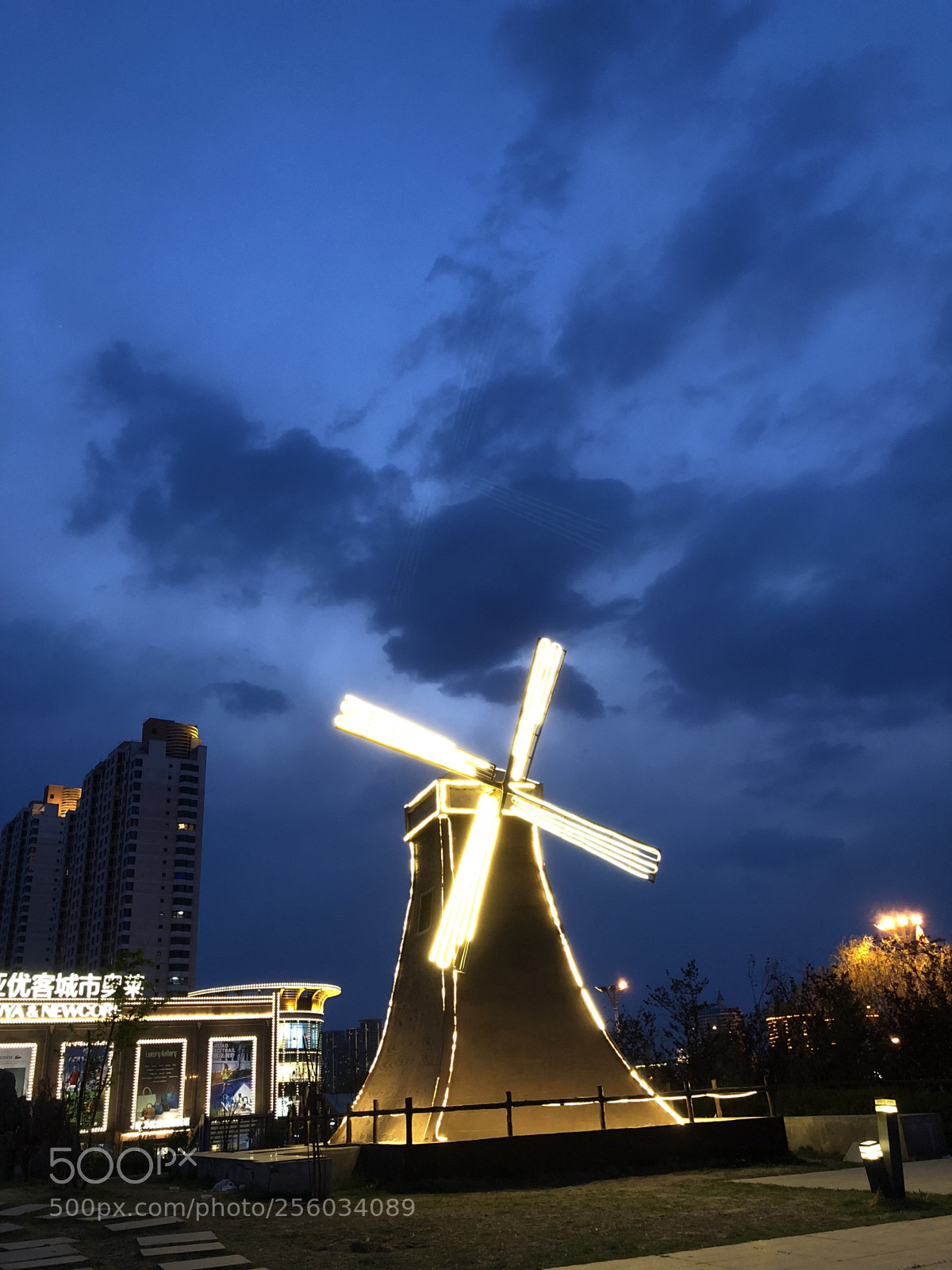 Apple iPhone X sample photo. Light windmill photography