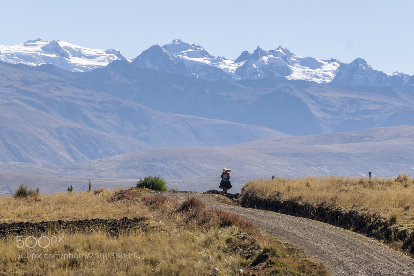 Nikon D5300 sample photo. Woman path ausangate trek photography