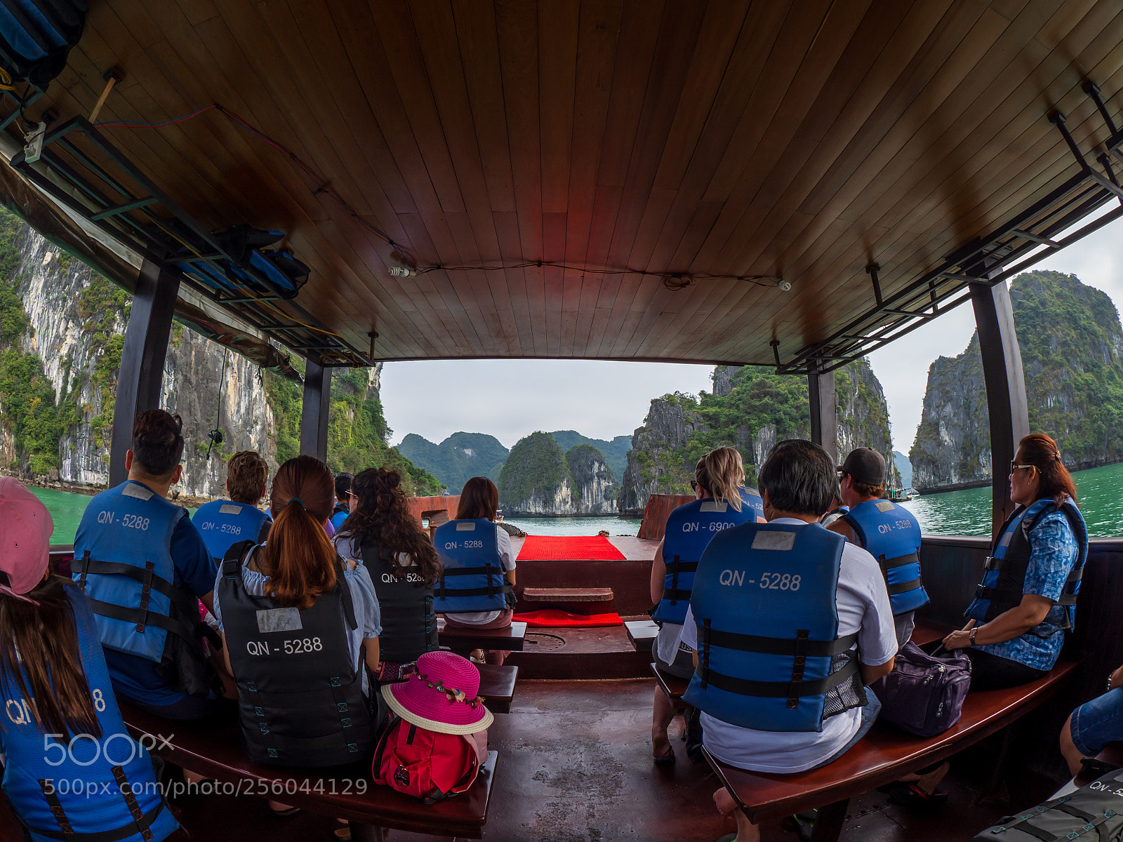 Olympus OM-D E-M10 II sample photo. Halong bay, vietnam photography