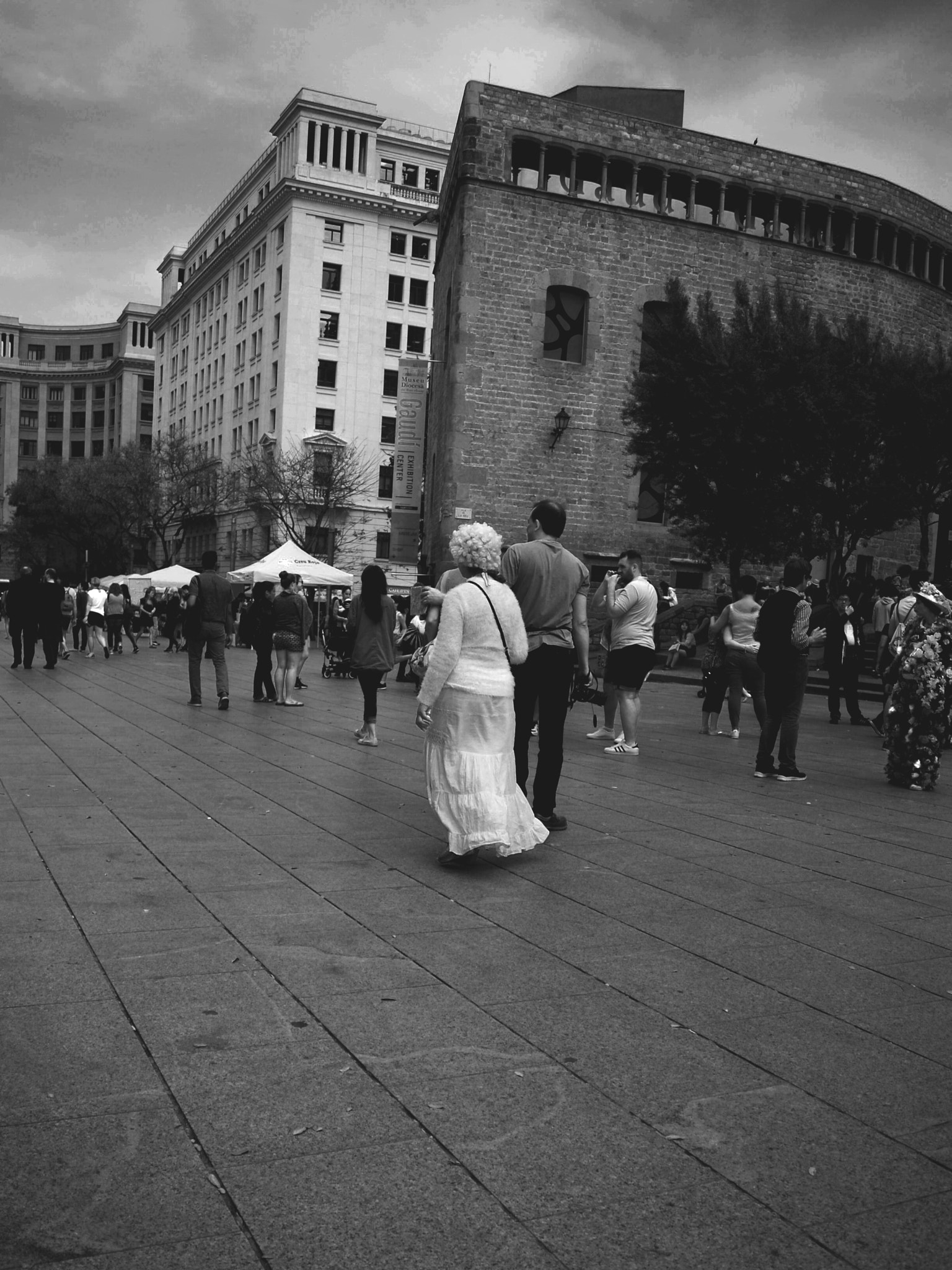 Sony Alpha DSLR-A330 sample photo. Lady in white photography