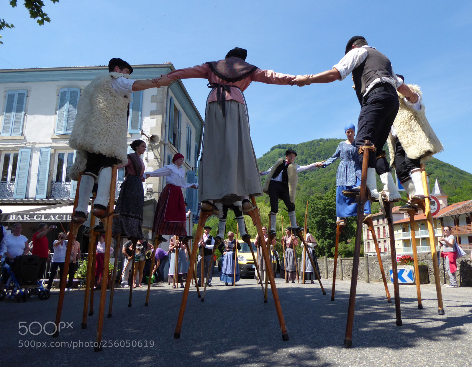 Panasonic Lumix DMC-ZS50 (Lumix DMC-TZ70) sample photo. Stilt dancers photography