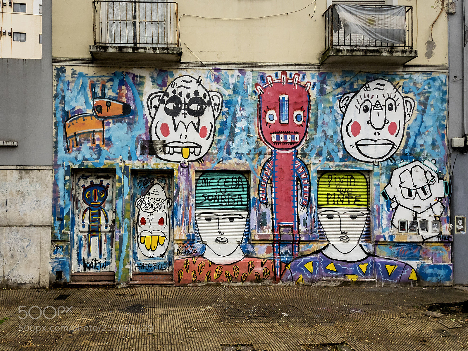 Olympus OM-D E-M1 sample photo. Caras en la pared photography