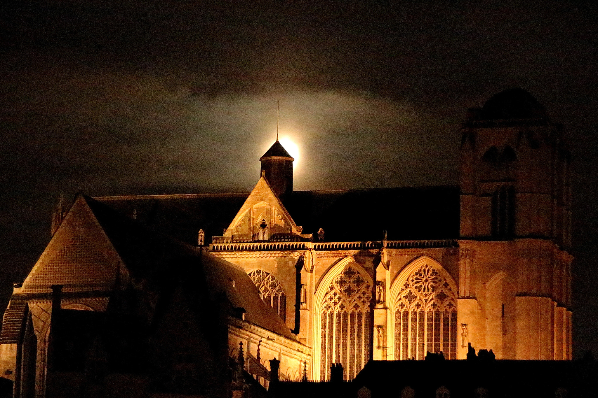 Canon EOS 650D (EOS Rebel T4i / EOS Kiss X6i) sample photo. Cathédrale le mans devant la lune photography