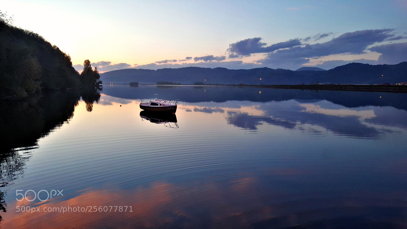 Samsung Galaxy S6 sample photo. Lonely boat photography