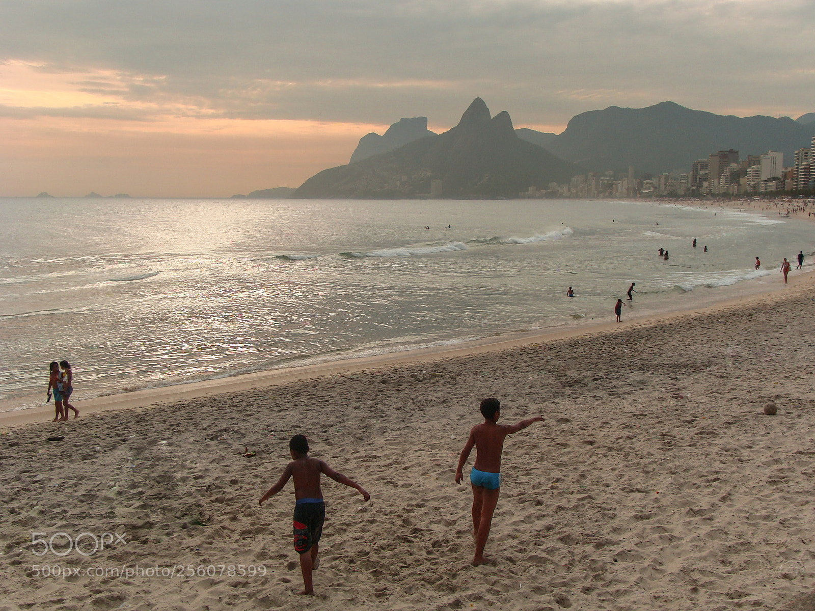 Sony DSC-H3 sample photo. Ipanema beach, rio de photography