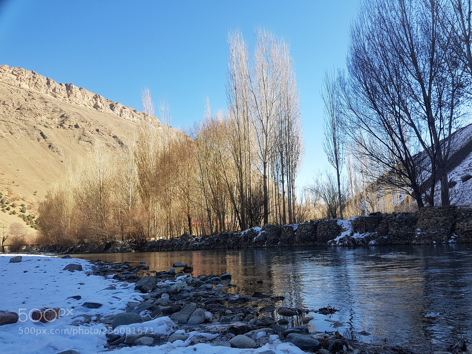 Samsung Galaxy S8 sample photo. Snow and river photography