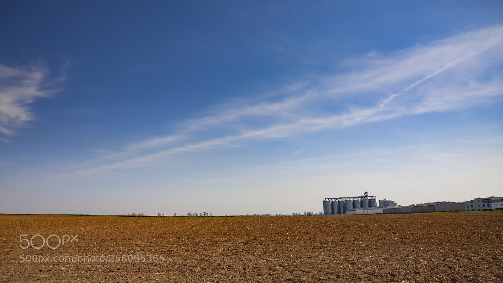 Canon EOS 5D Mark II sample photo. Landbouwgrond met schuur photography