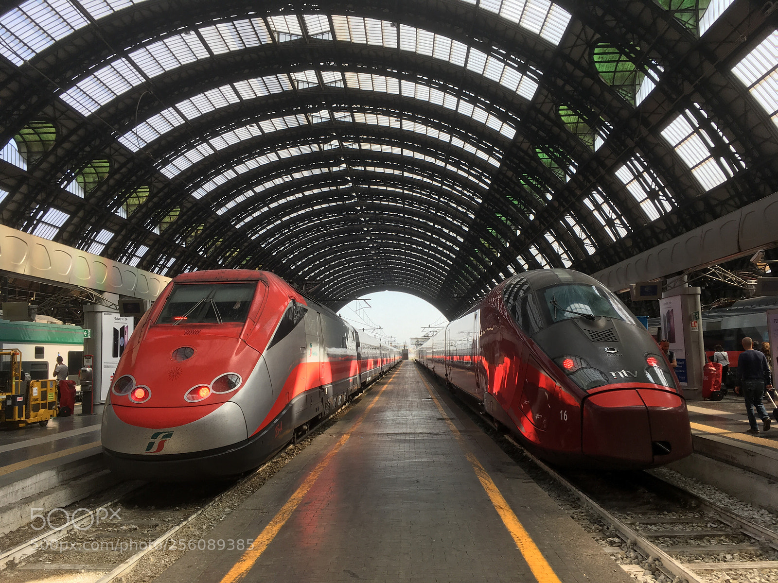 Apple iPhone SE sample photo. Milano centrale photography