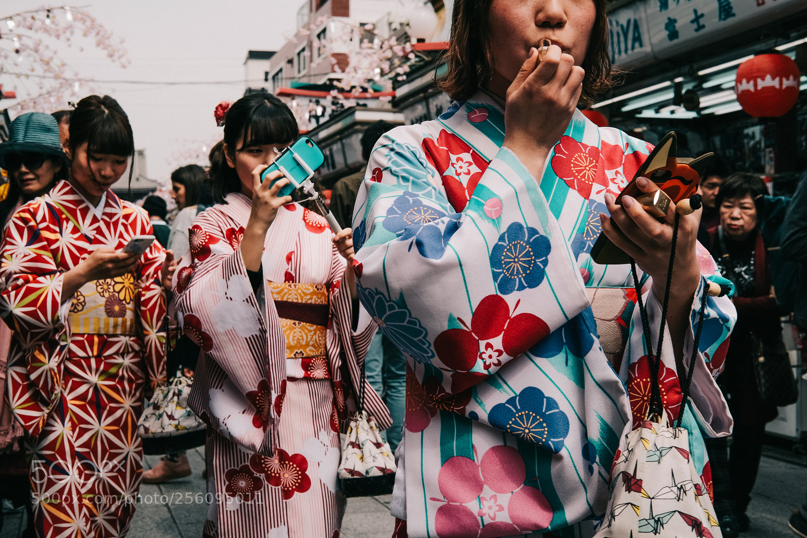 Fujifilm X-T2 sample photo. Tradition+distraction photography