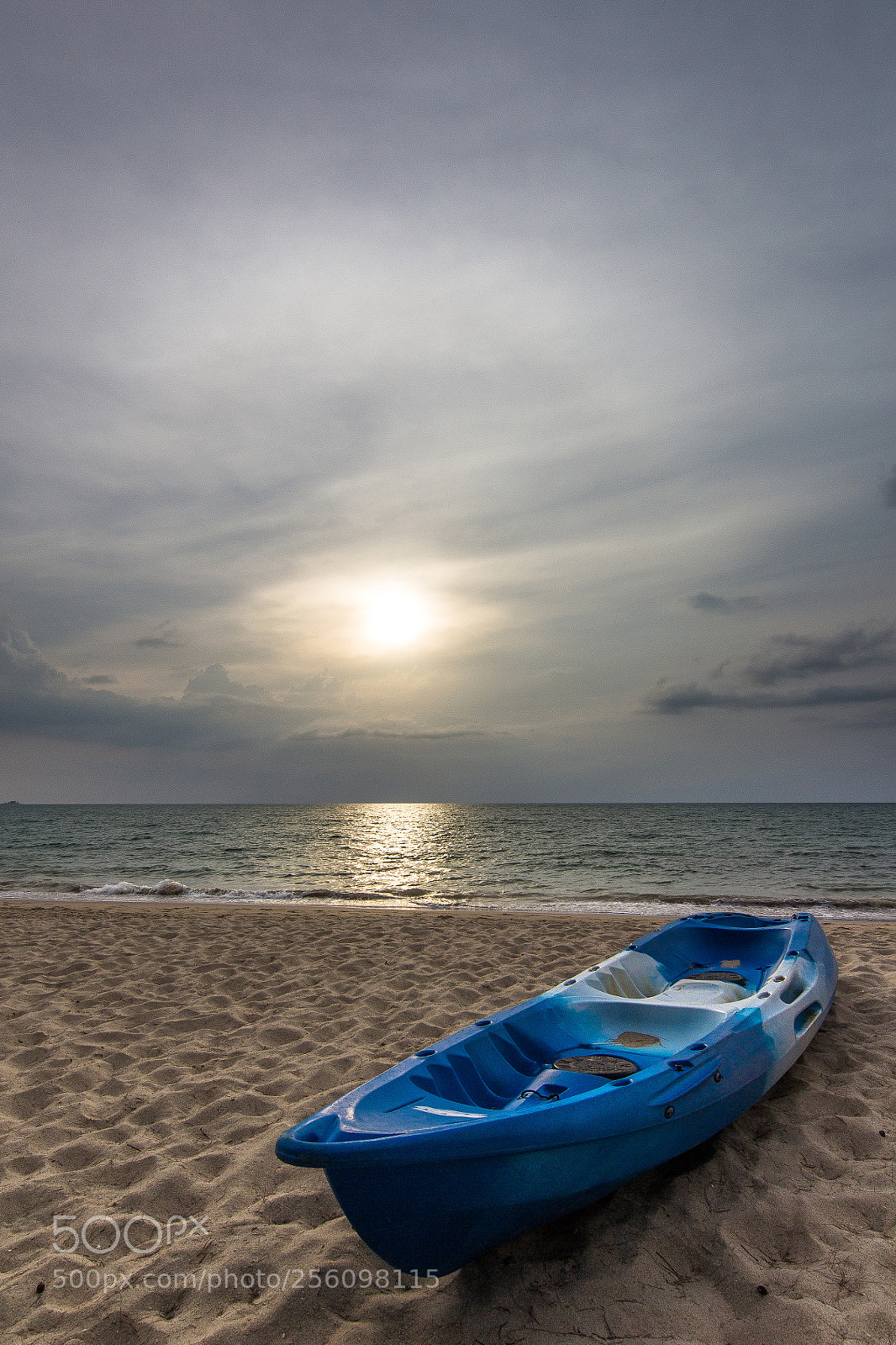 Canon EOS 600D (Rebel EOS T3i / EOS Kiss X5) sample photo. Blue boat photography