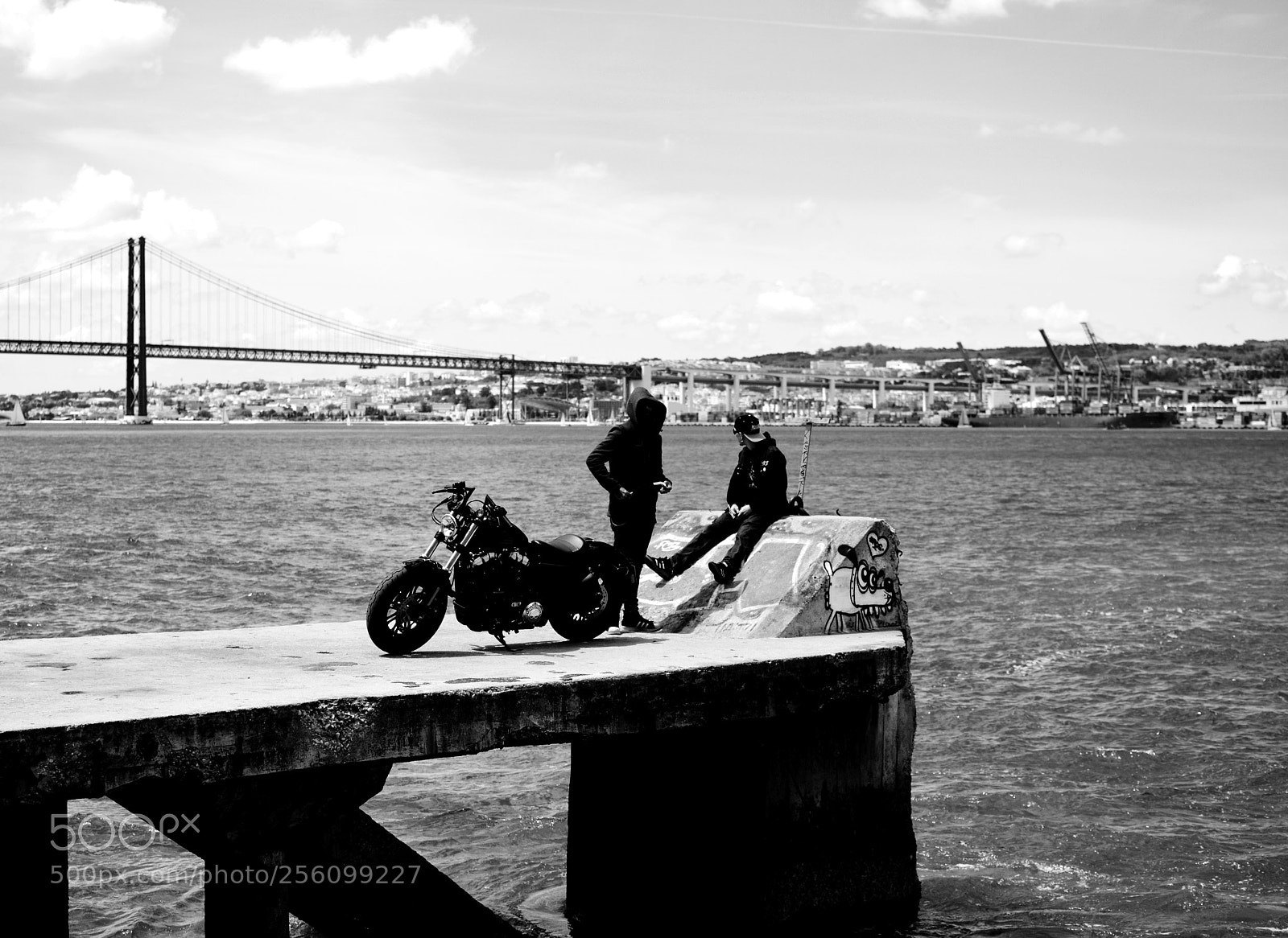 Nikon D5200 + Nikon AF-S DX Nikkor 35mm F1.8G sample photo. Pier photography