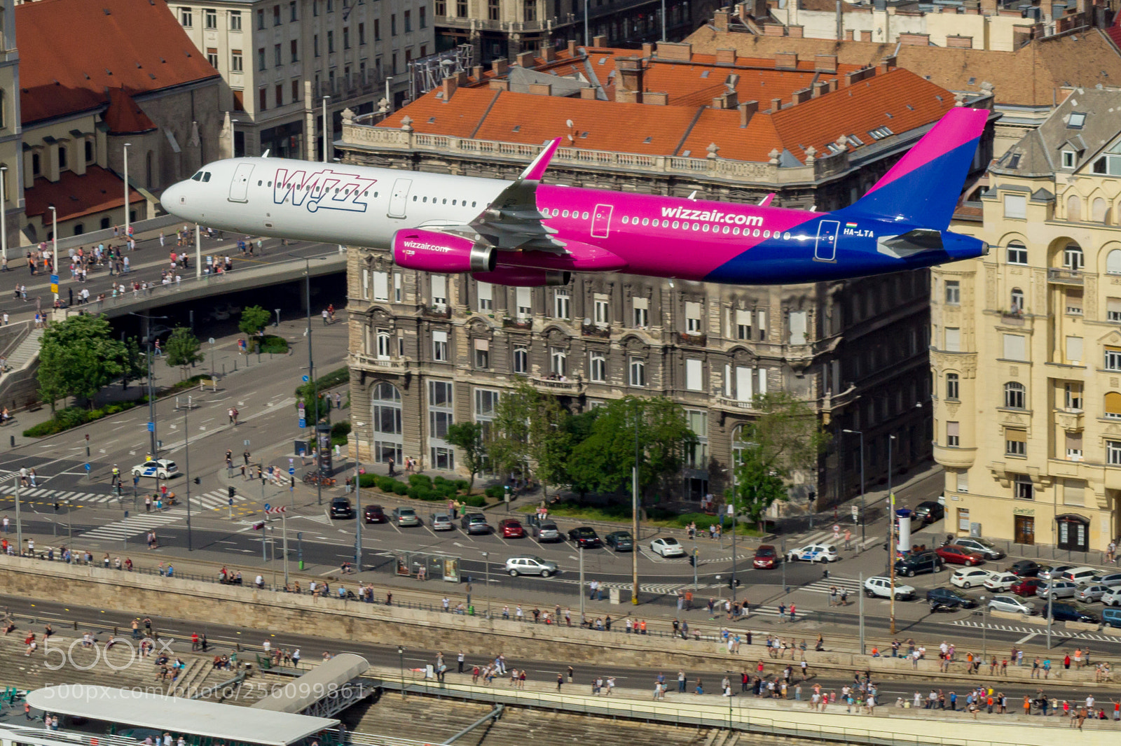 Sony SLT-A58 sample photo. Airliner in the city photography