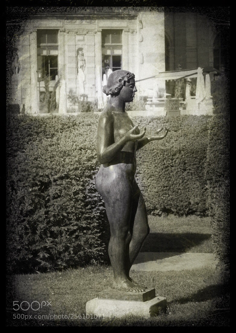 Olympus OM-D E-M10 II sample photo. Woman statue  photography