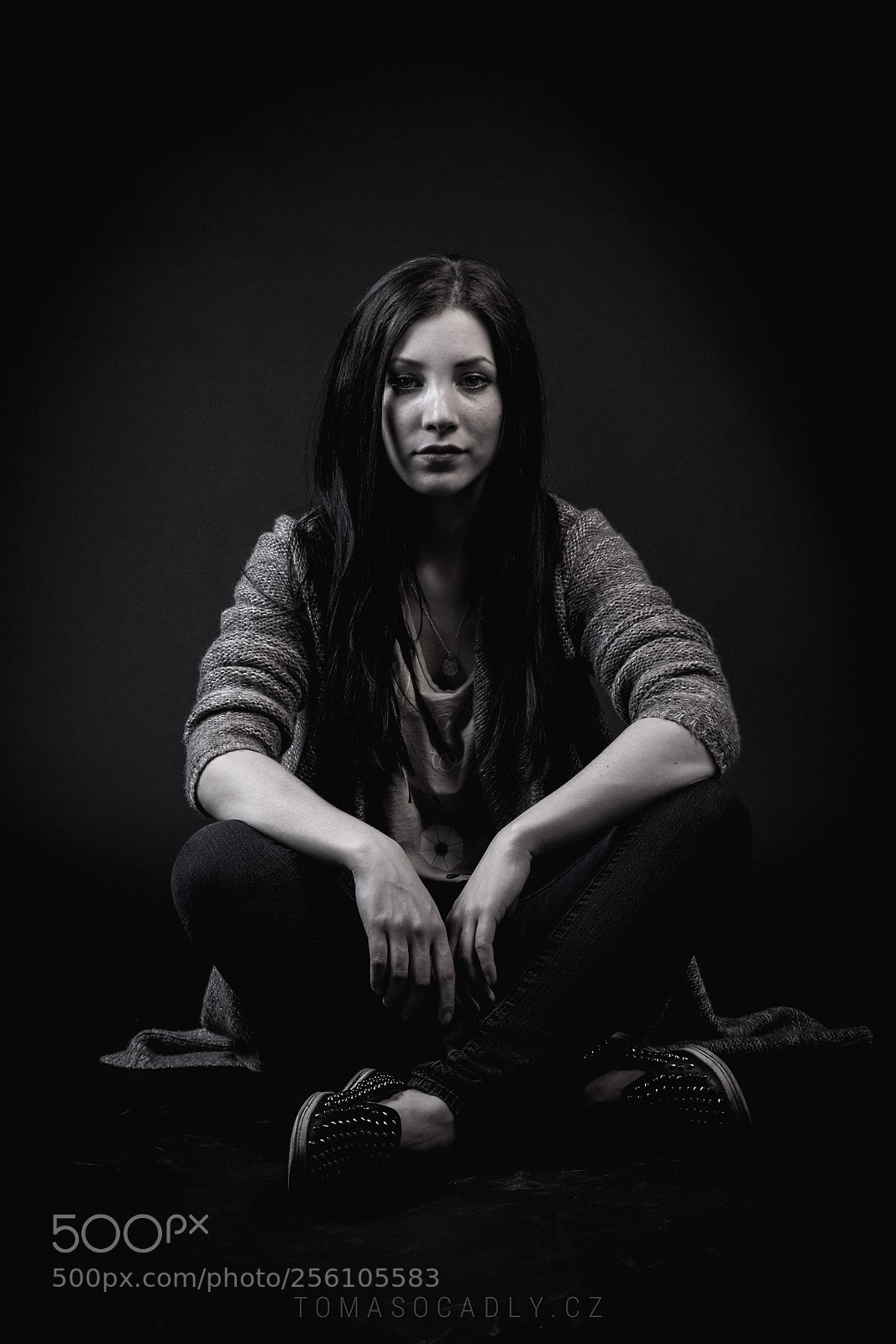 Canon EOS 550D (EOS Rebel T2i / EOS Kiss X4) sample photo. Woman in the dark photography