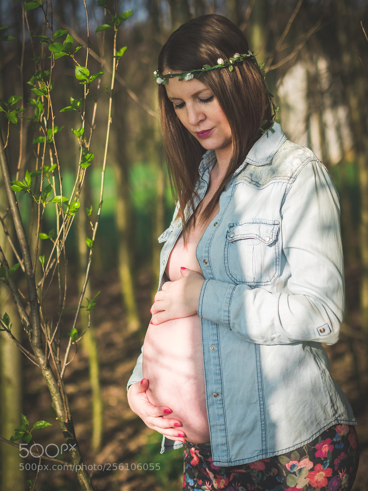 Panasonic Lumix DMC-GH4 sample photo. Pregnant in wood photography