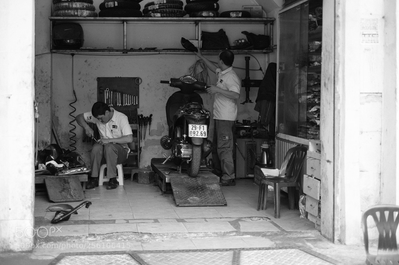 Fujifilm X-Pro2 sample photo. Scooter mechanics, hanoi vietnam photography