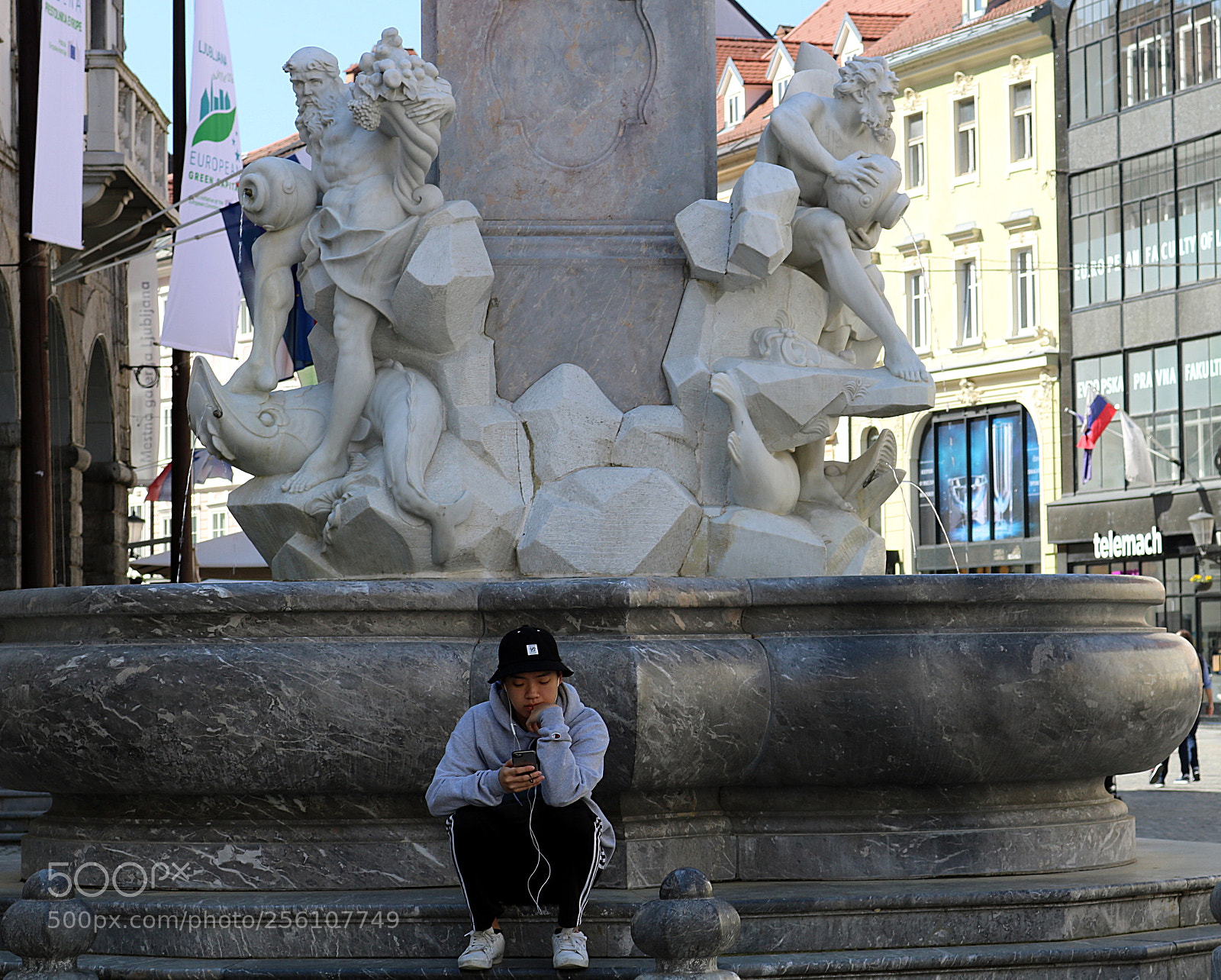 Canon EOS 750D (EOS Rebel T6i / EOS Kiss X8i) sample photo. Robbov vodnjak v ljubljani photography