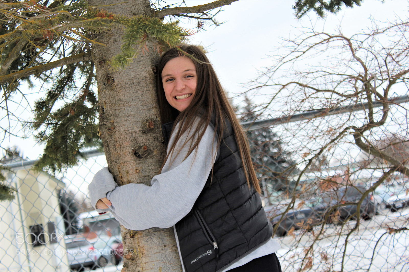 Canon EOS 1200D (EOS Rebel T5 / EOS Kiss X70 / EOS Hi) sample photo. Tree hugger photography