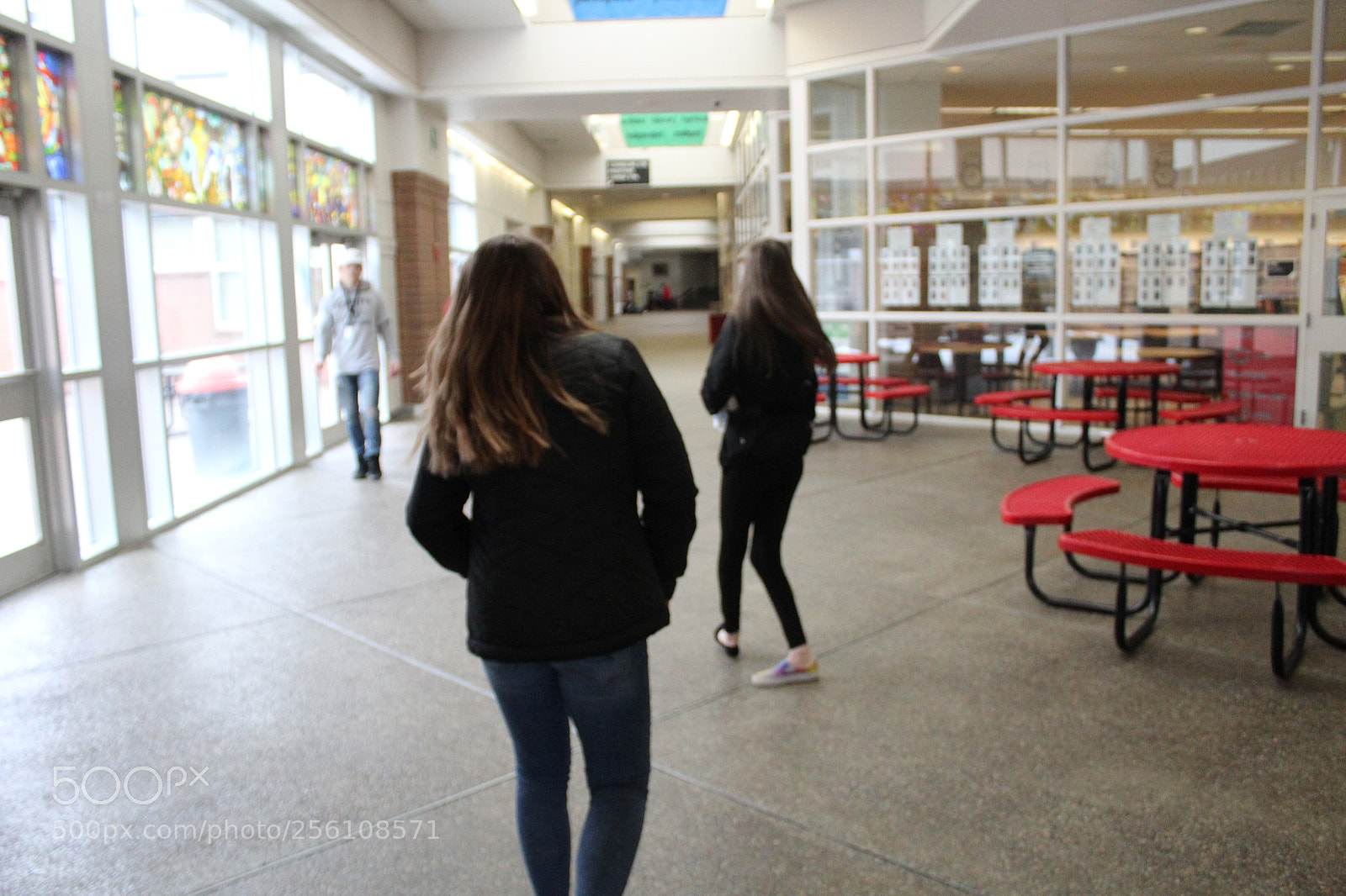 Canon EOS 1300D (EOS Rebel T6 / EOS Kiss X80) sample photo. In the hallway with photography