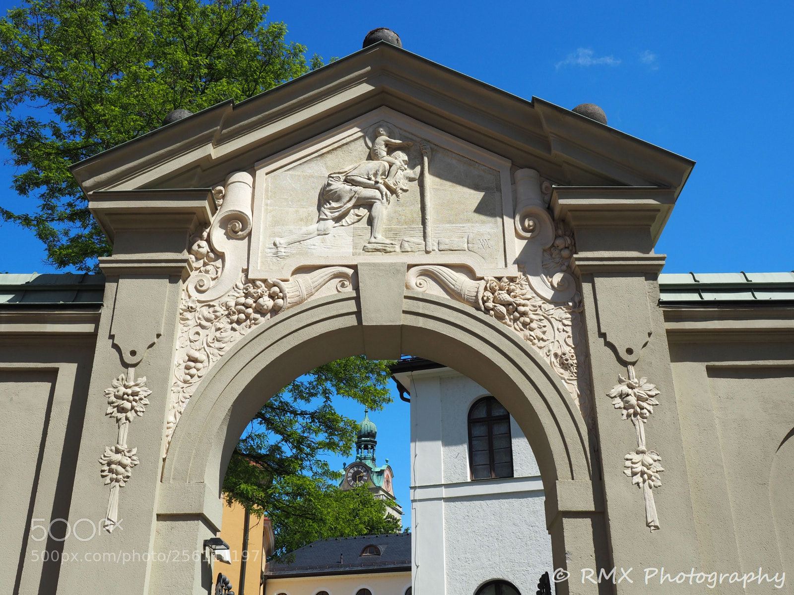 Olympus OM-D E-M5 II sample photo. Through the castle gate photography