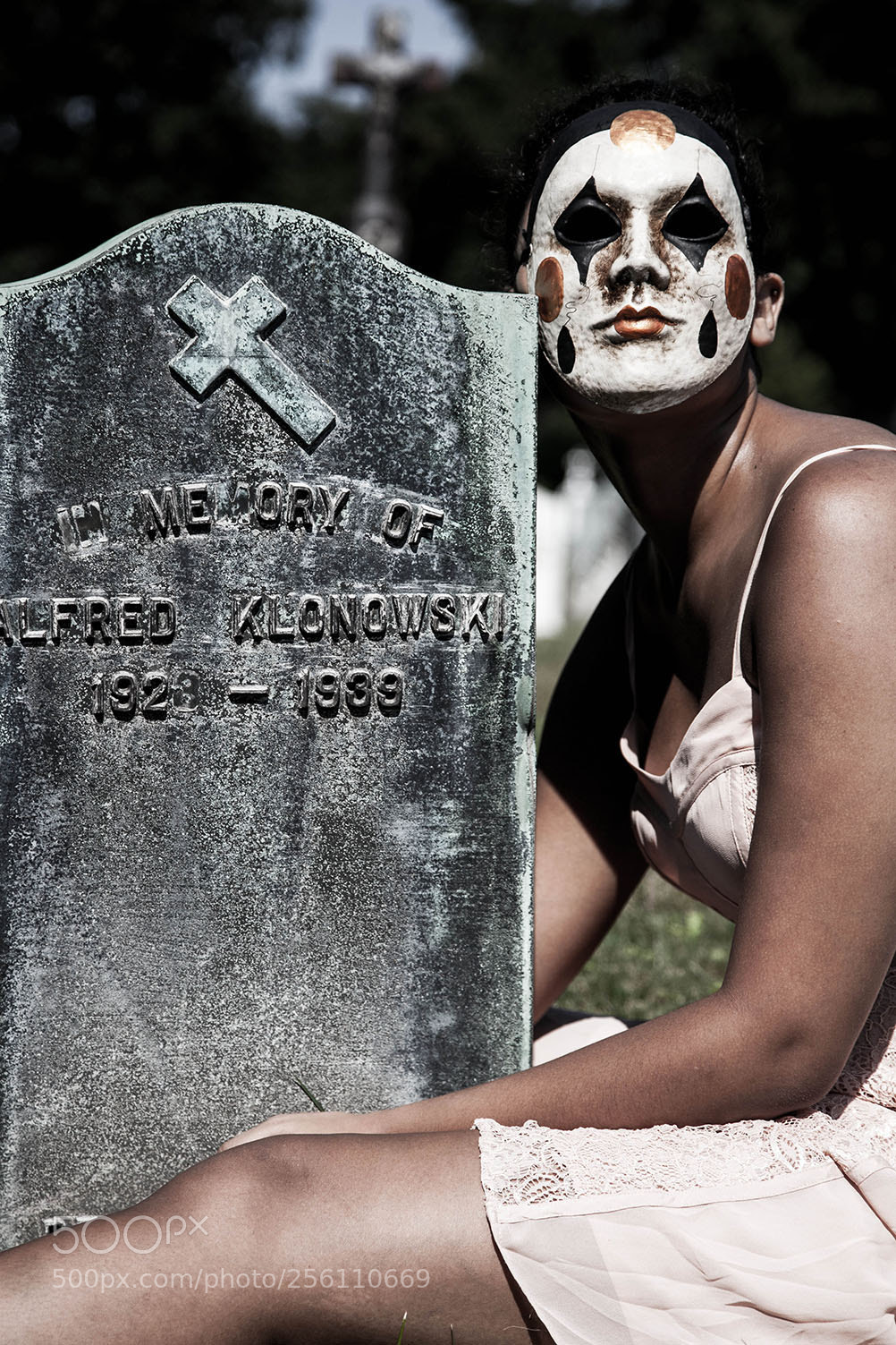 Canon EOS 5D Mark II sample photo. Woman wearing a mask photography