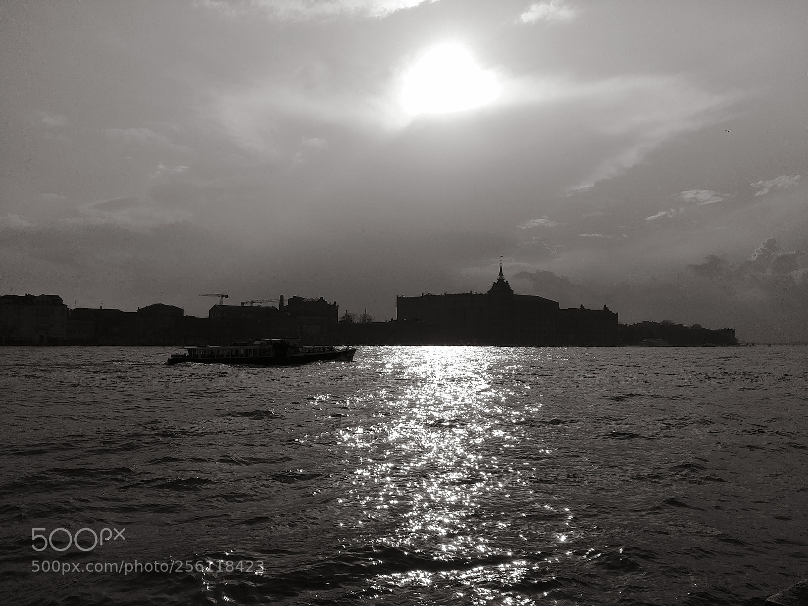 LG G6 sample photo. Venice in black and photography