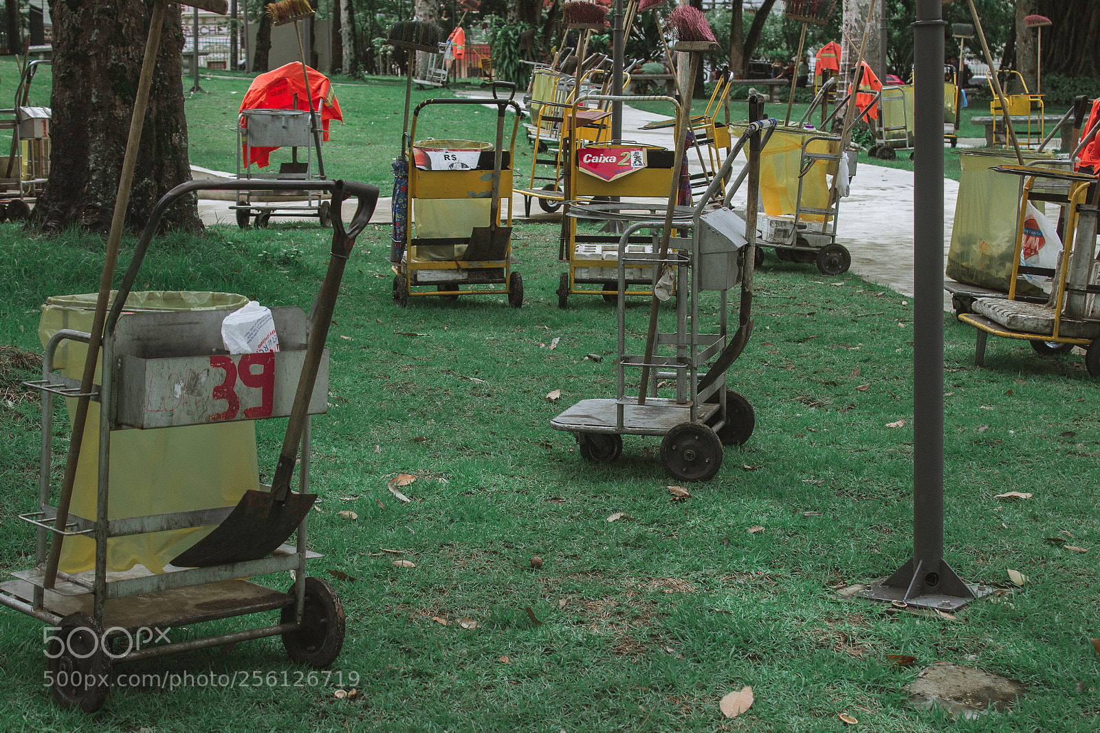 Canon EOS 600D (Rebel EOS T3i / EOS Kiss X5) sample photo. Square and clean photography