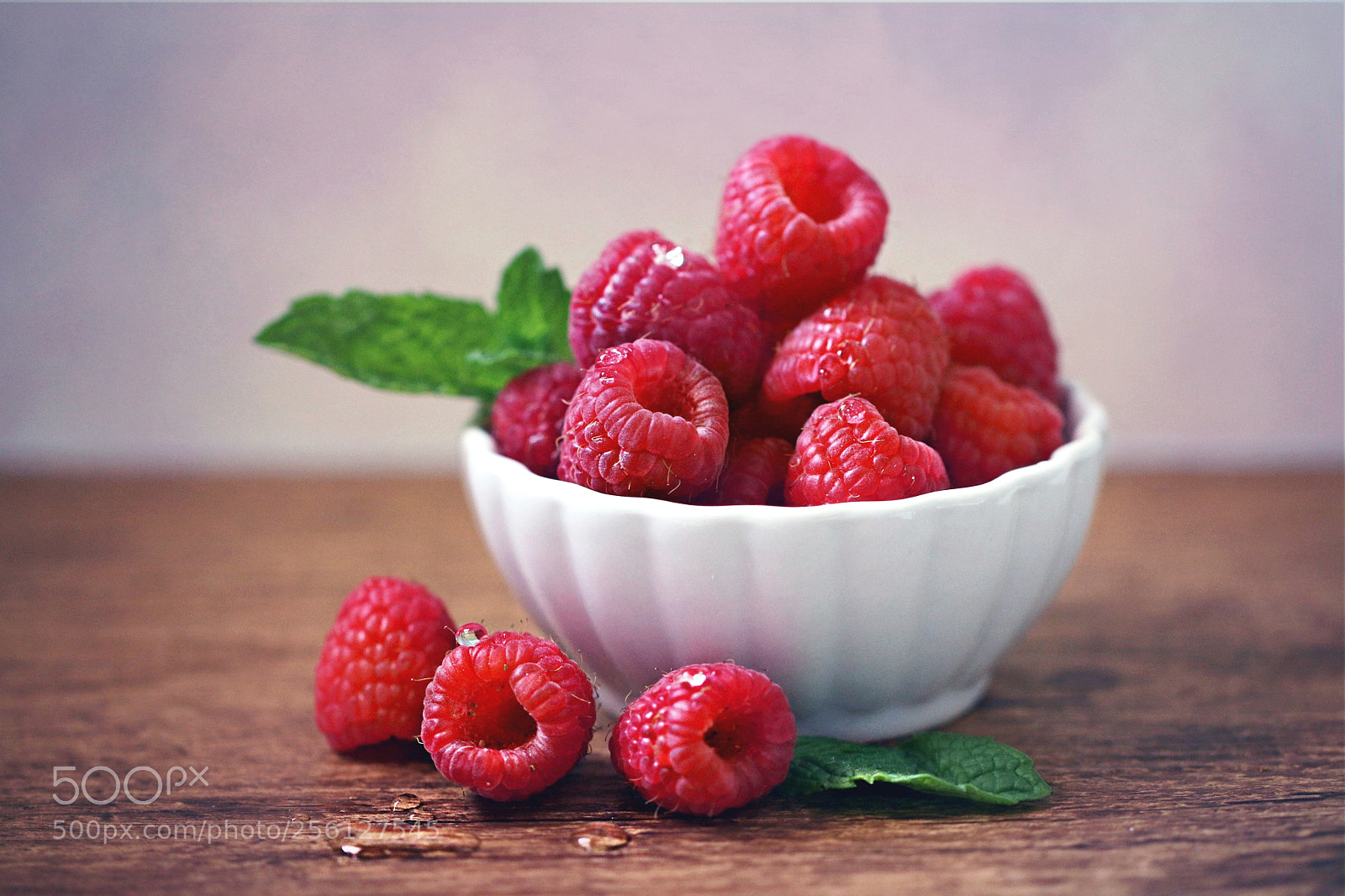Canon EOS 70D sample photo. Fresh juicy raspberries photography