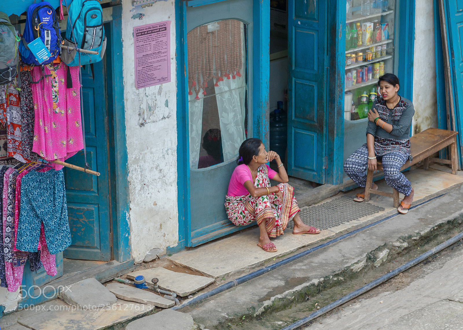 Canon EOS 5D Mark IV sample photo. The conversation photography