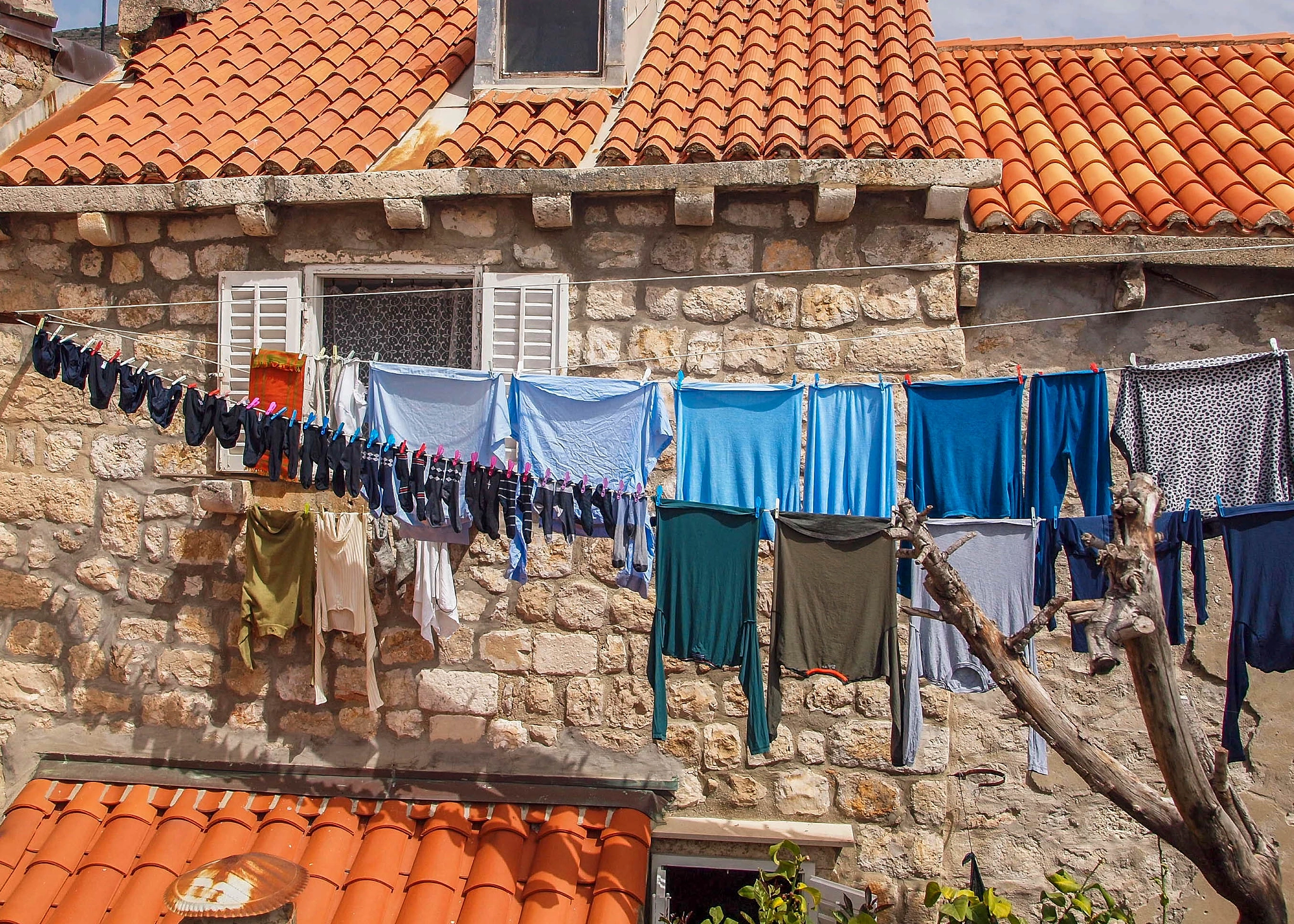 Olympus E-30 sample photo. Laundry drying by old stone house in dubrovnik photography