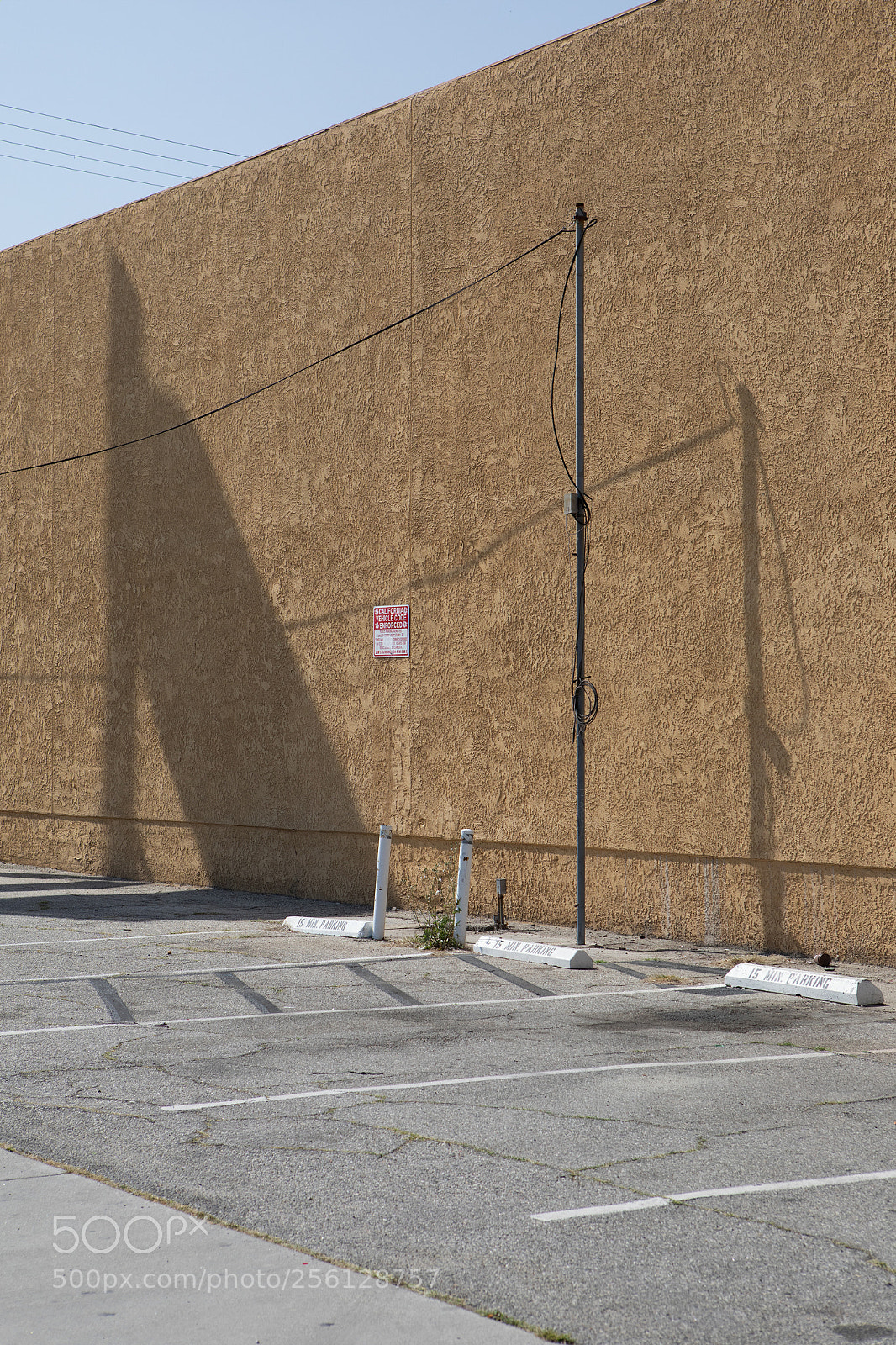 Canon EOS 5D Mark IV sample photo. Pole suspending wire parking photography