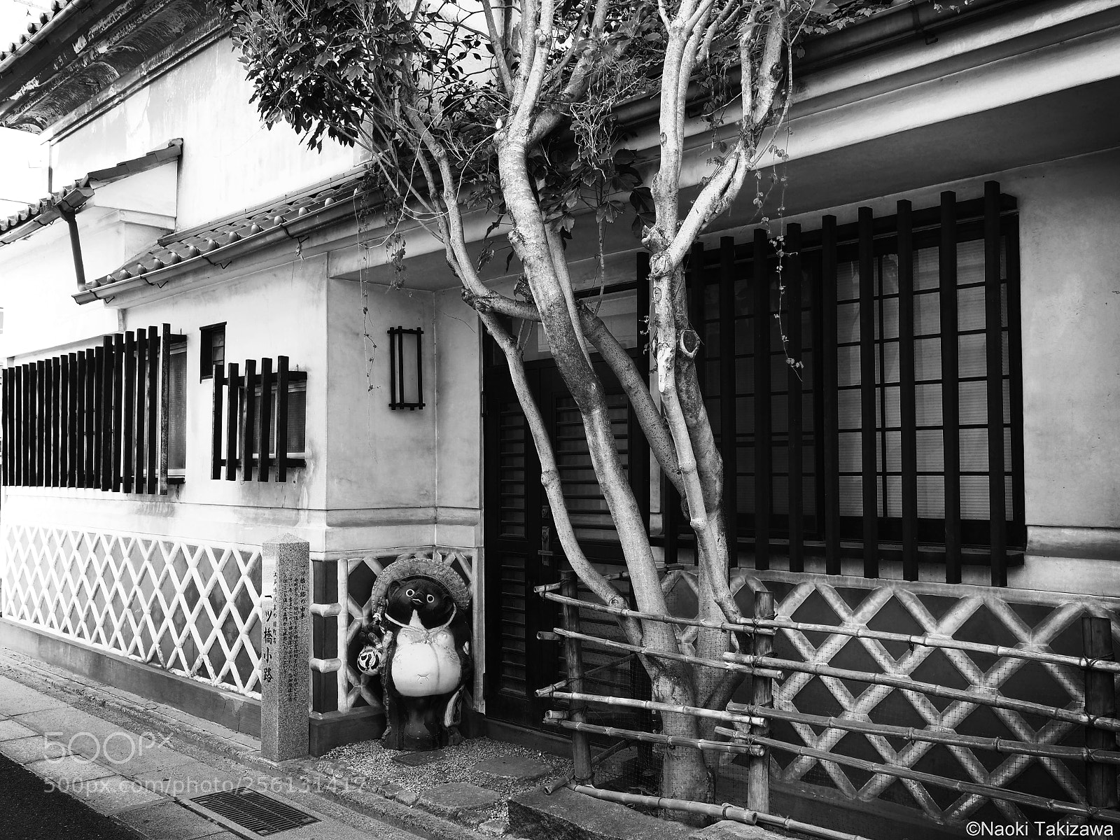 Olympus OM-D E-M1 Mark II sample photo. Classical street photography
