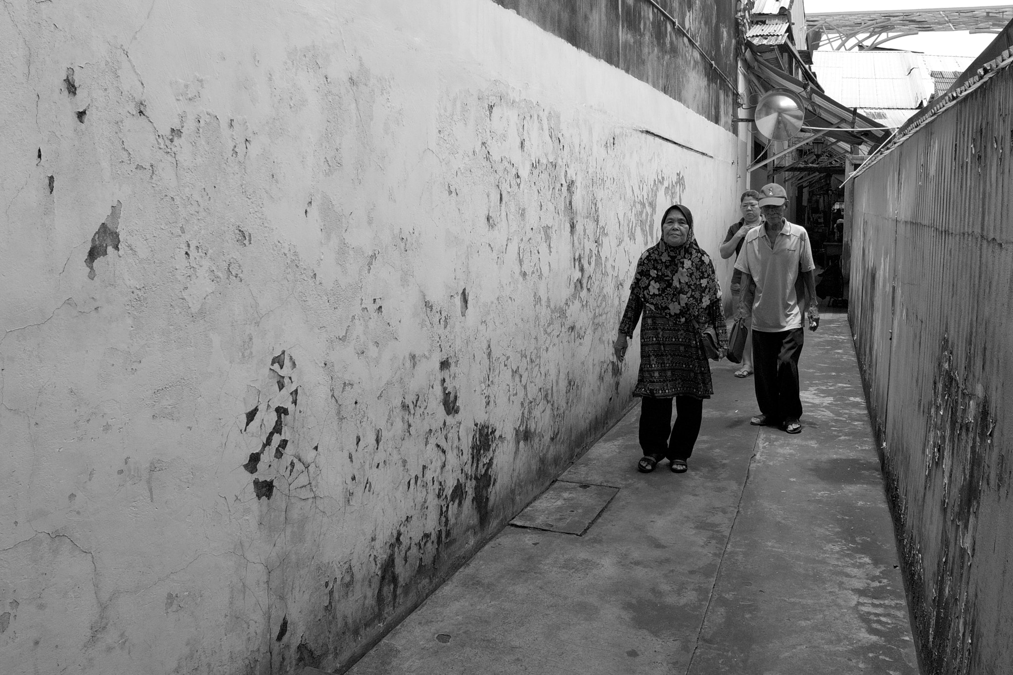 Panasonic Lumix DMC-GF7 sample photo. At the end of the shortcut from the famous indian street. photography