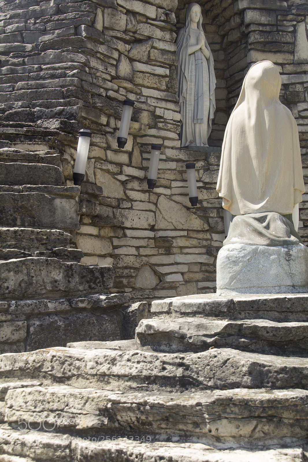 Canon EOS 1200D (EOS Rebel T5 / EOS Kiss X70 / EOS Hi) sample photo. Statues in prayer. photography