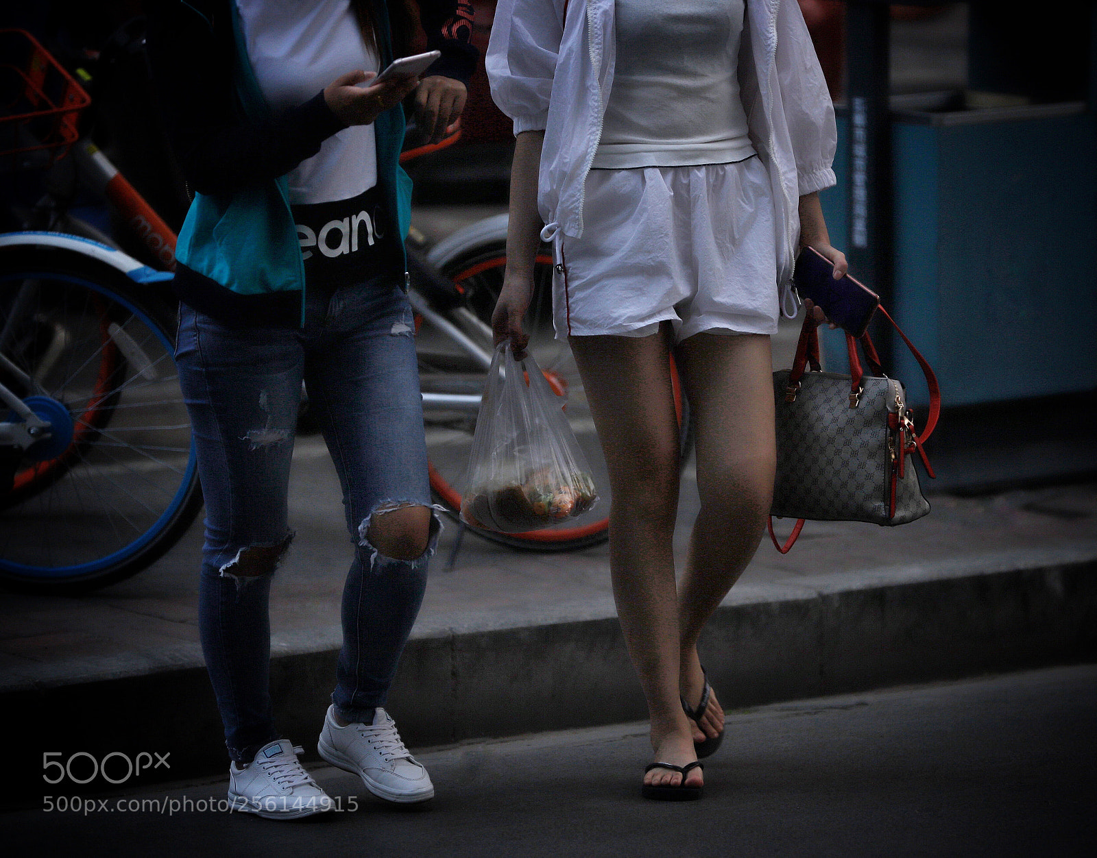 Canon EOS 6D Mark II sample photo. 城市宿舍里的晚餐 photography