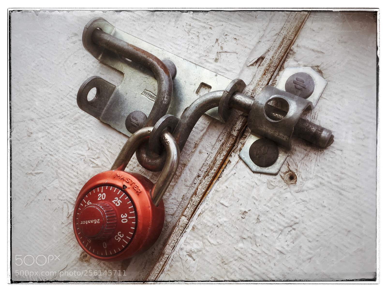 Apple iPhone SE sample photo. Red padlock. photography