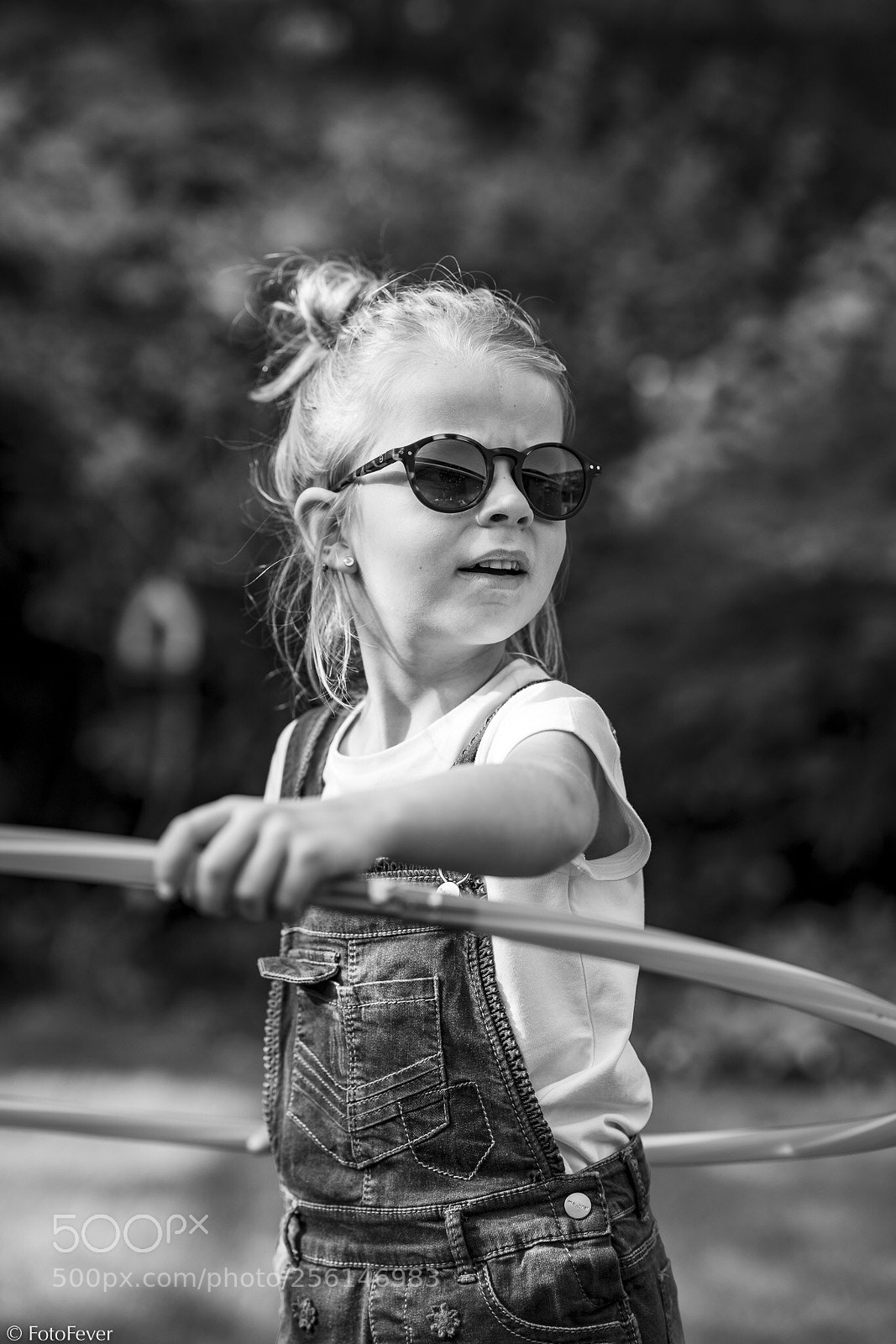 Sony a7R III sample photo. Sunglasses & hulahoop photography