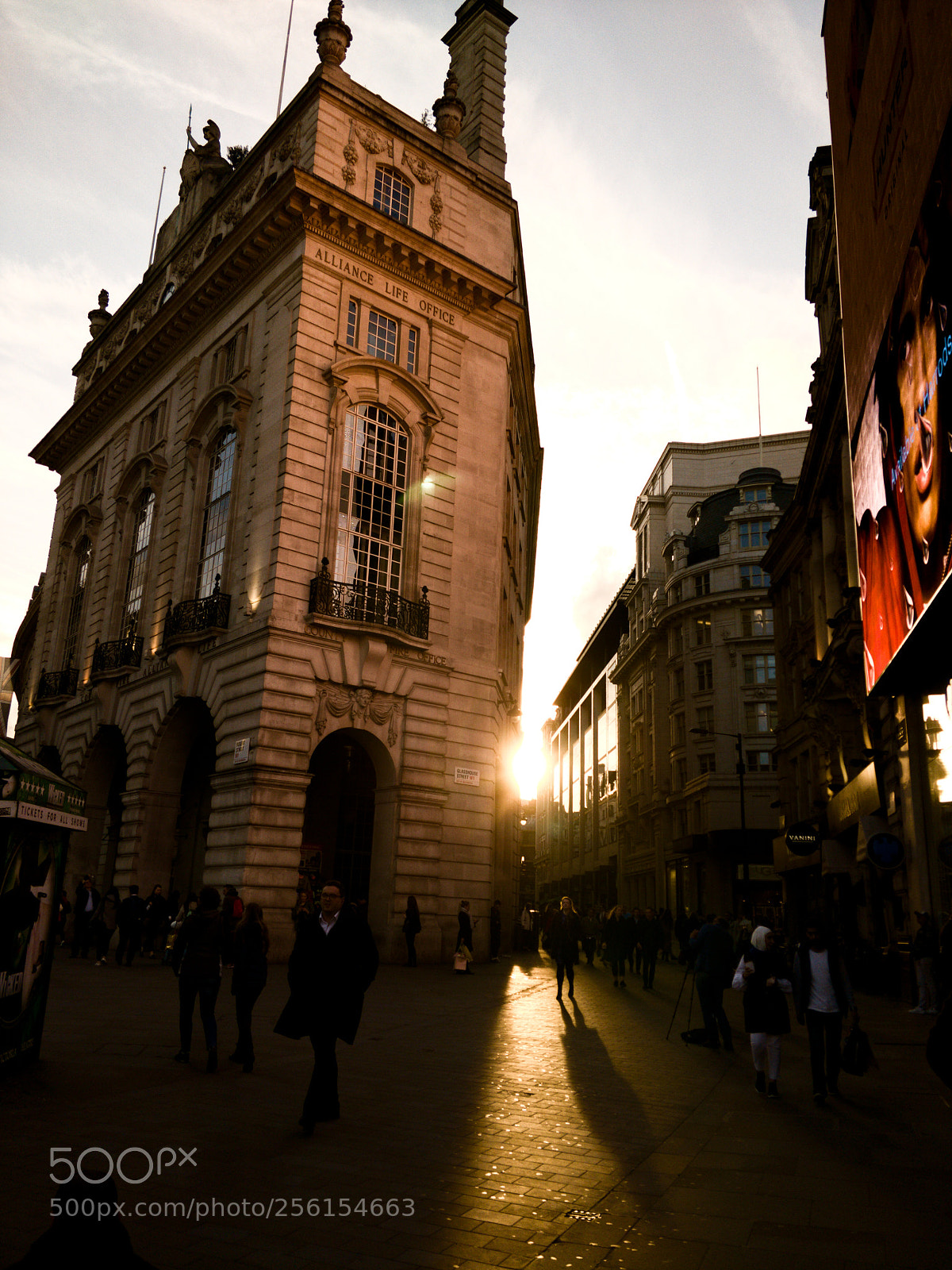 OnePlus 5T sample photo. Walk in piccadilly circus photography
