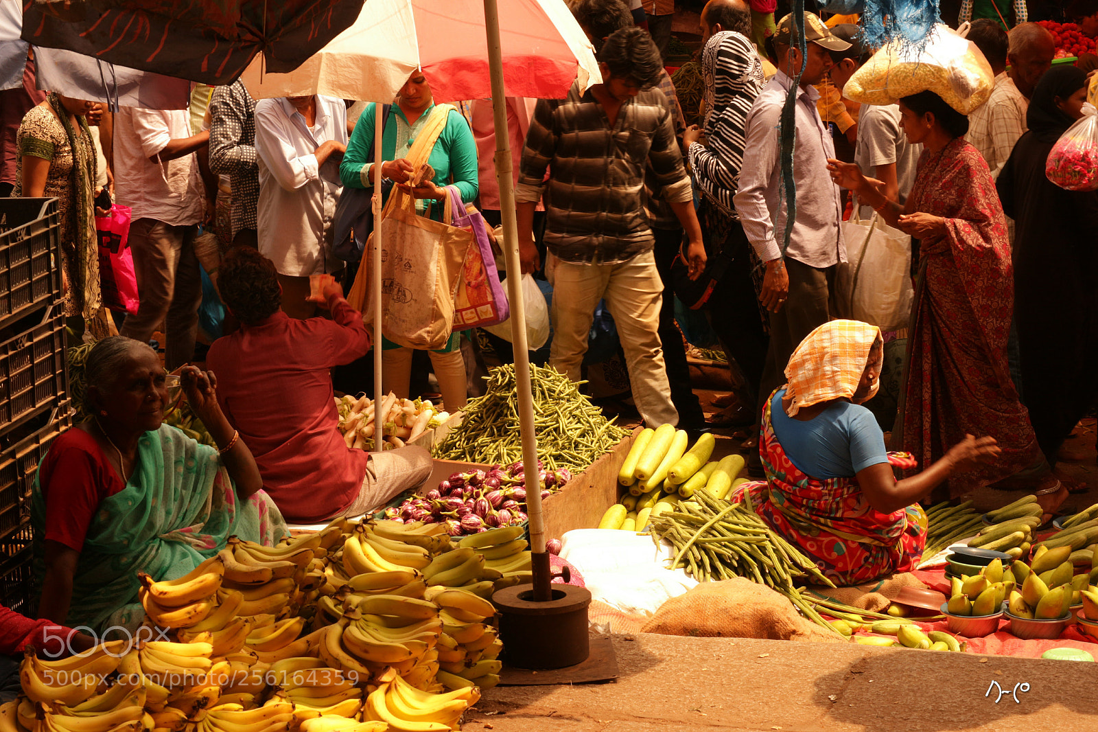 Canon EOS M10 sample photo. Busy market photography