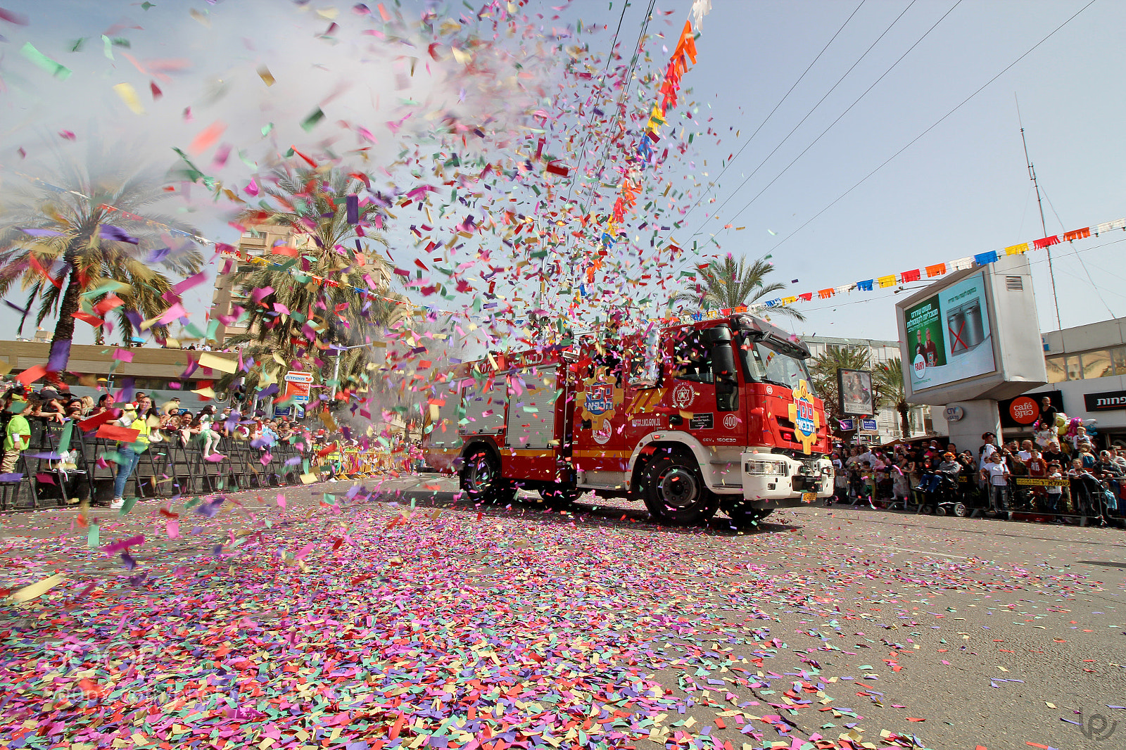 Canon EOS 600D (Rebel EOS T3i / EOS Kiss X5) sample photo. Confetti photography