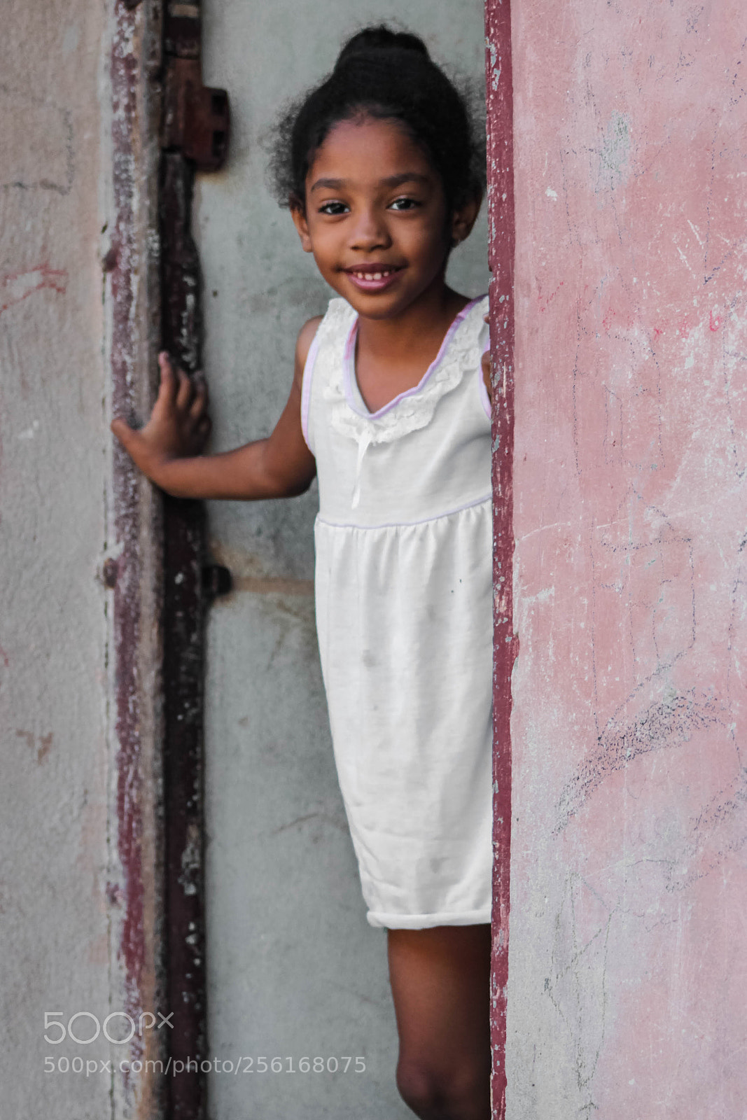 Canon EOS 600D (Rebel EOS T3i / EOS Kiss X5) sample photo. Smiling cuban girl photography